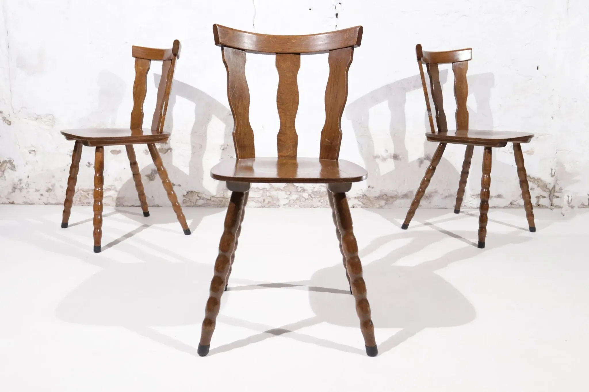 Set of 3 brutalist chairs with arched cut-outs and turned legs