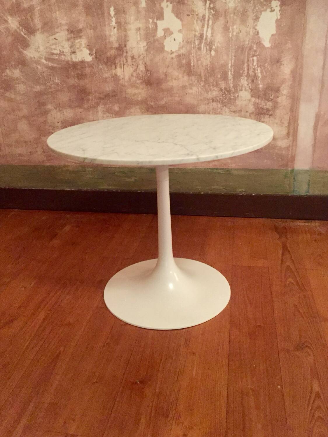 Carrara marble pedestal table