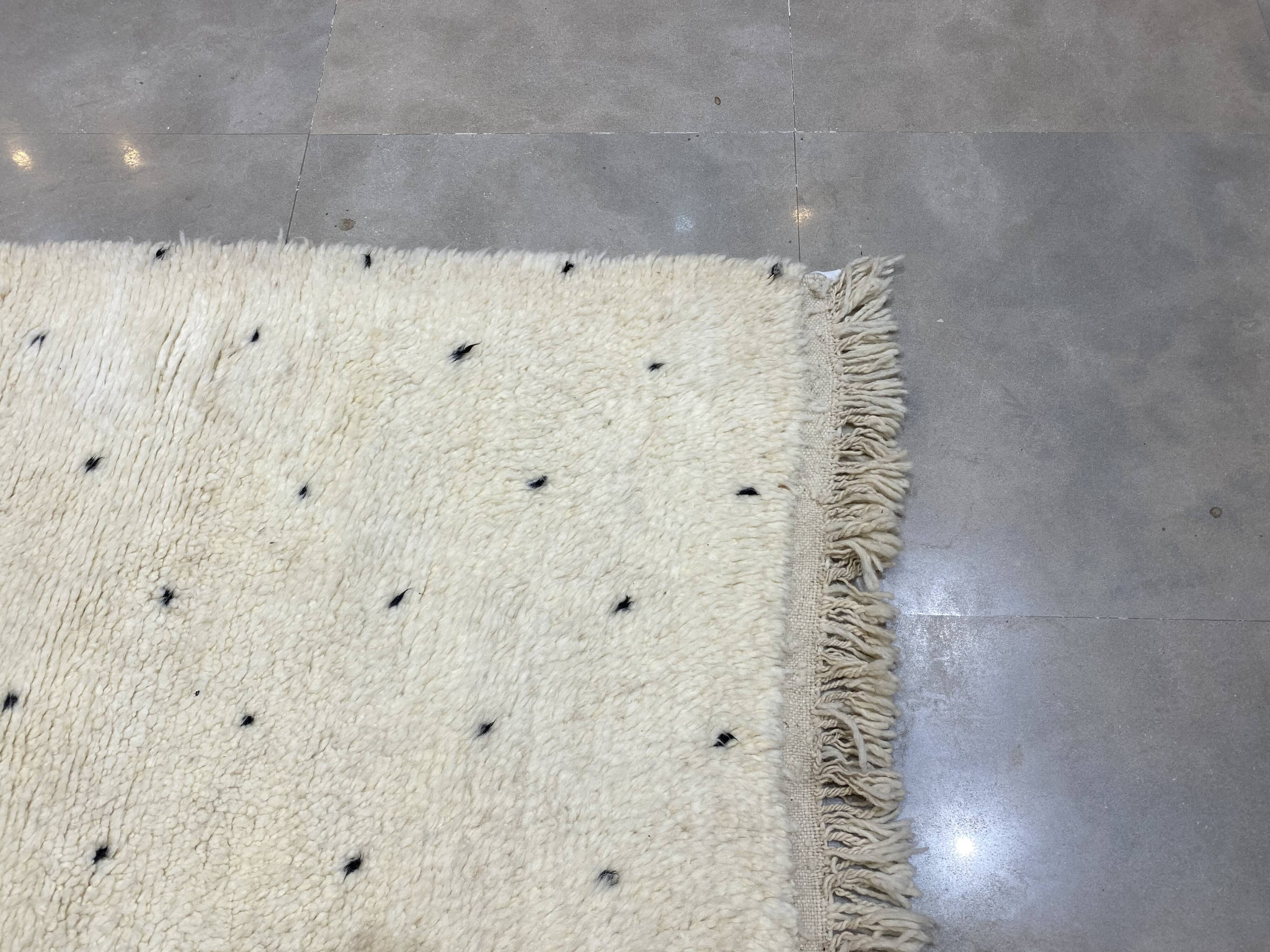 White berbere wool carpet with black dots 200x290cm