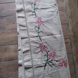 Drap ancien en lin brodé decor fleurs rose 210x300 cm