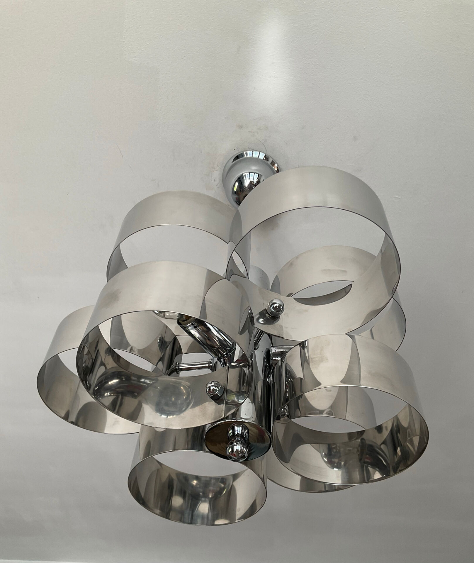 Chrome metal Space Age Sciolari chandelier from the 1970s.