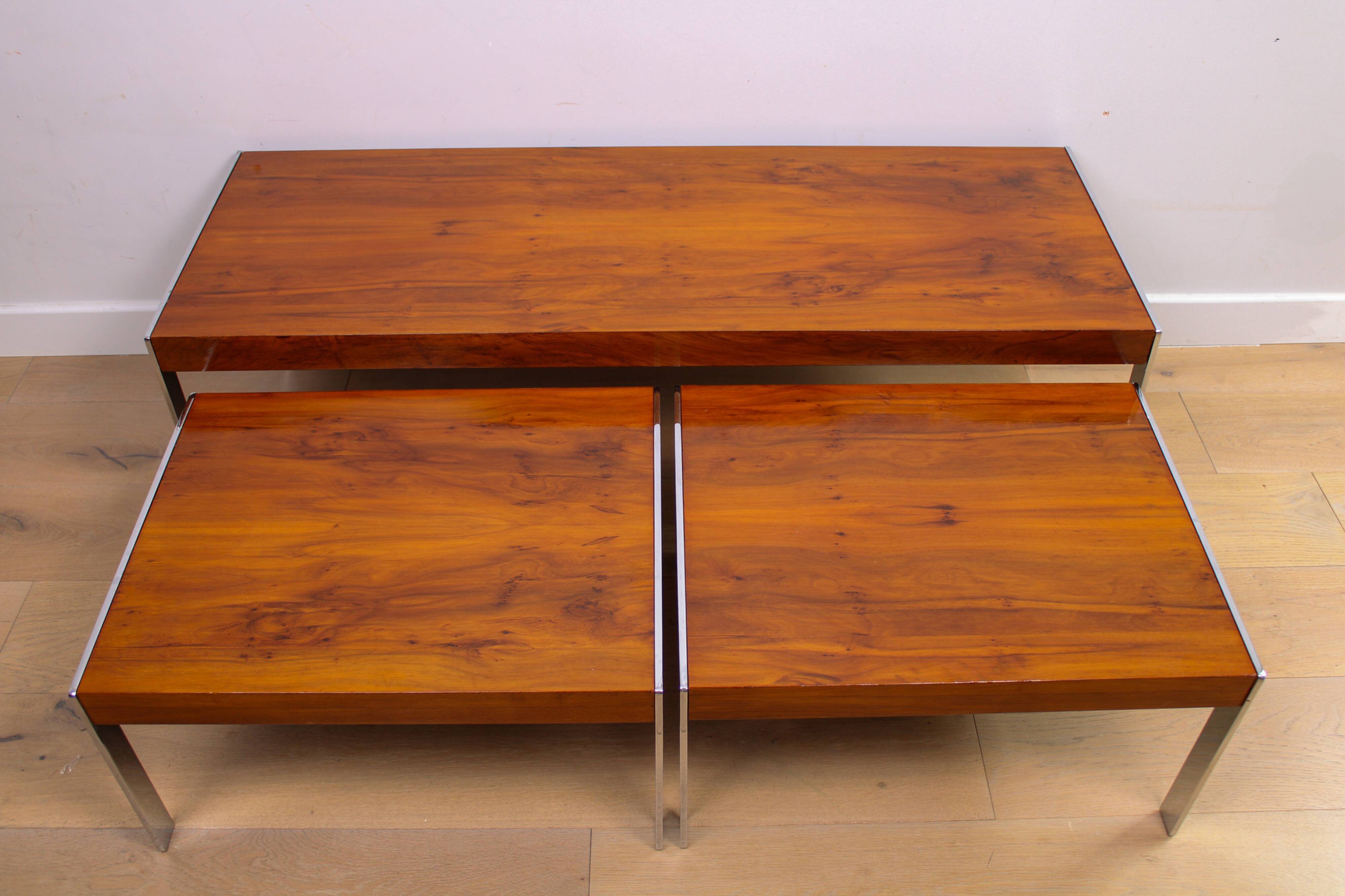 Un ensemble de tables de café gigognes vintage de milieu de siècle de Merrow Associates - If.
