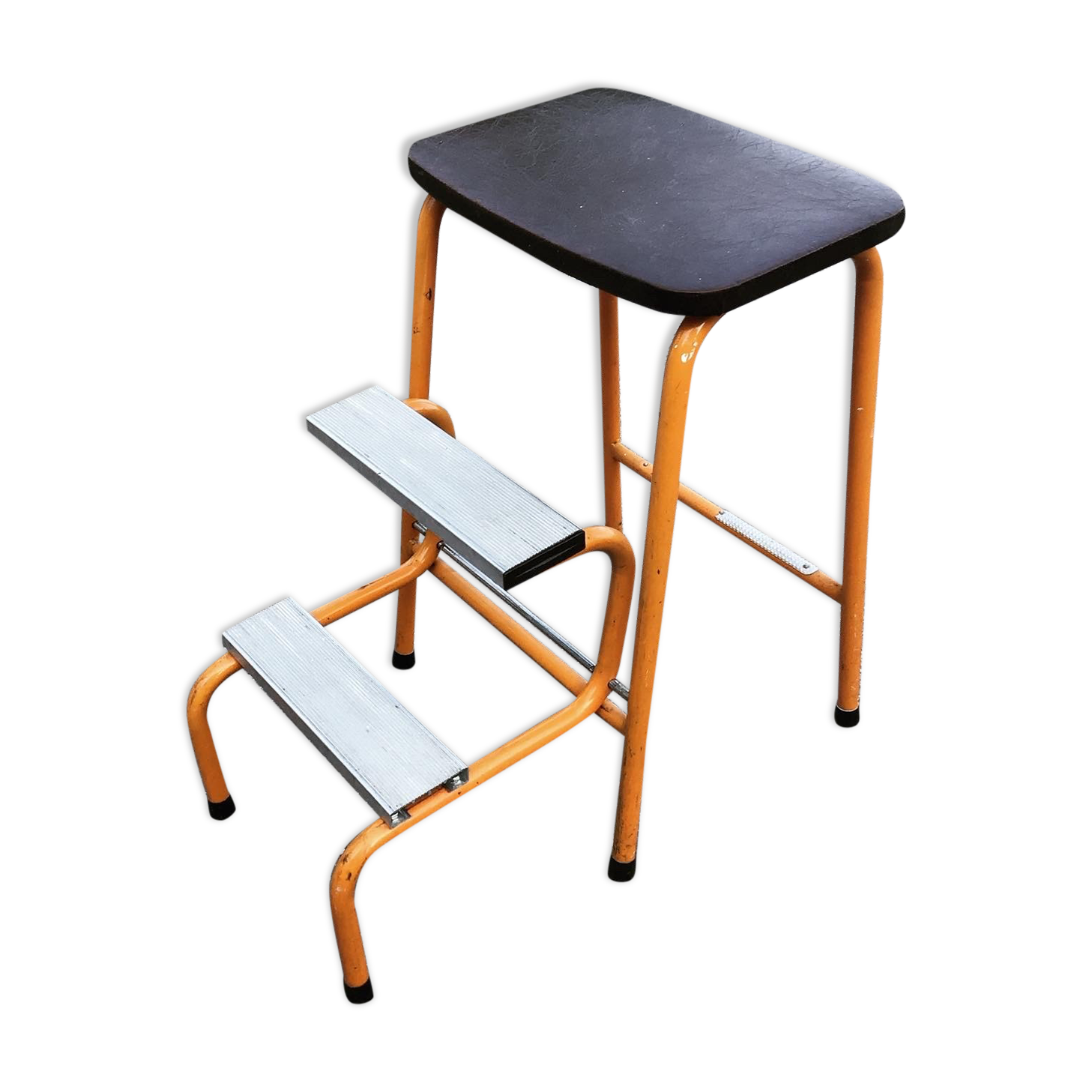 Orange metal step and skaï