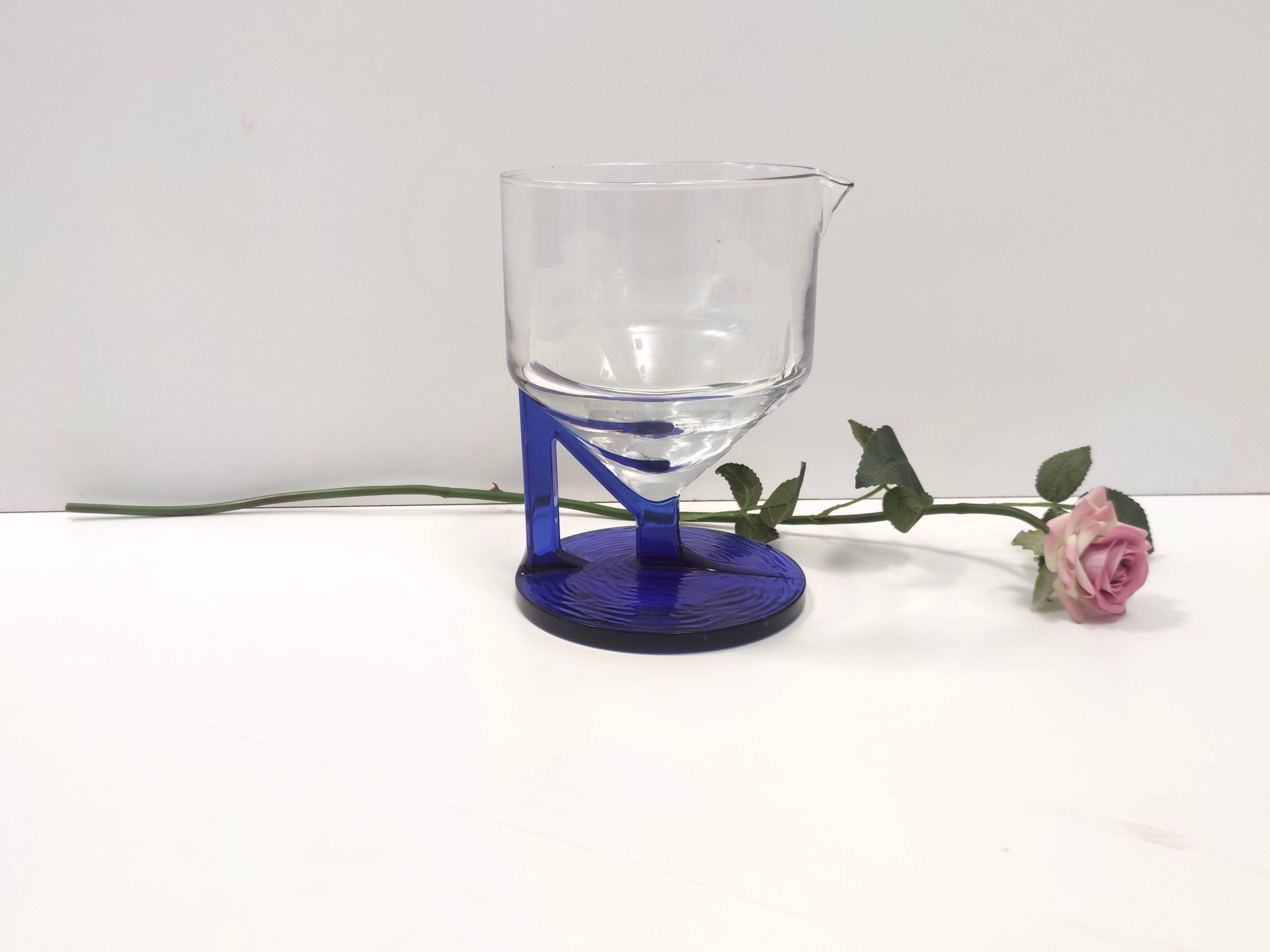 Pichet en verre transparent et bleu postmoderne, Italie
