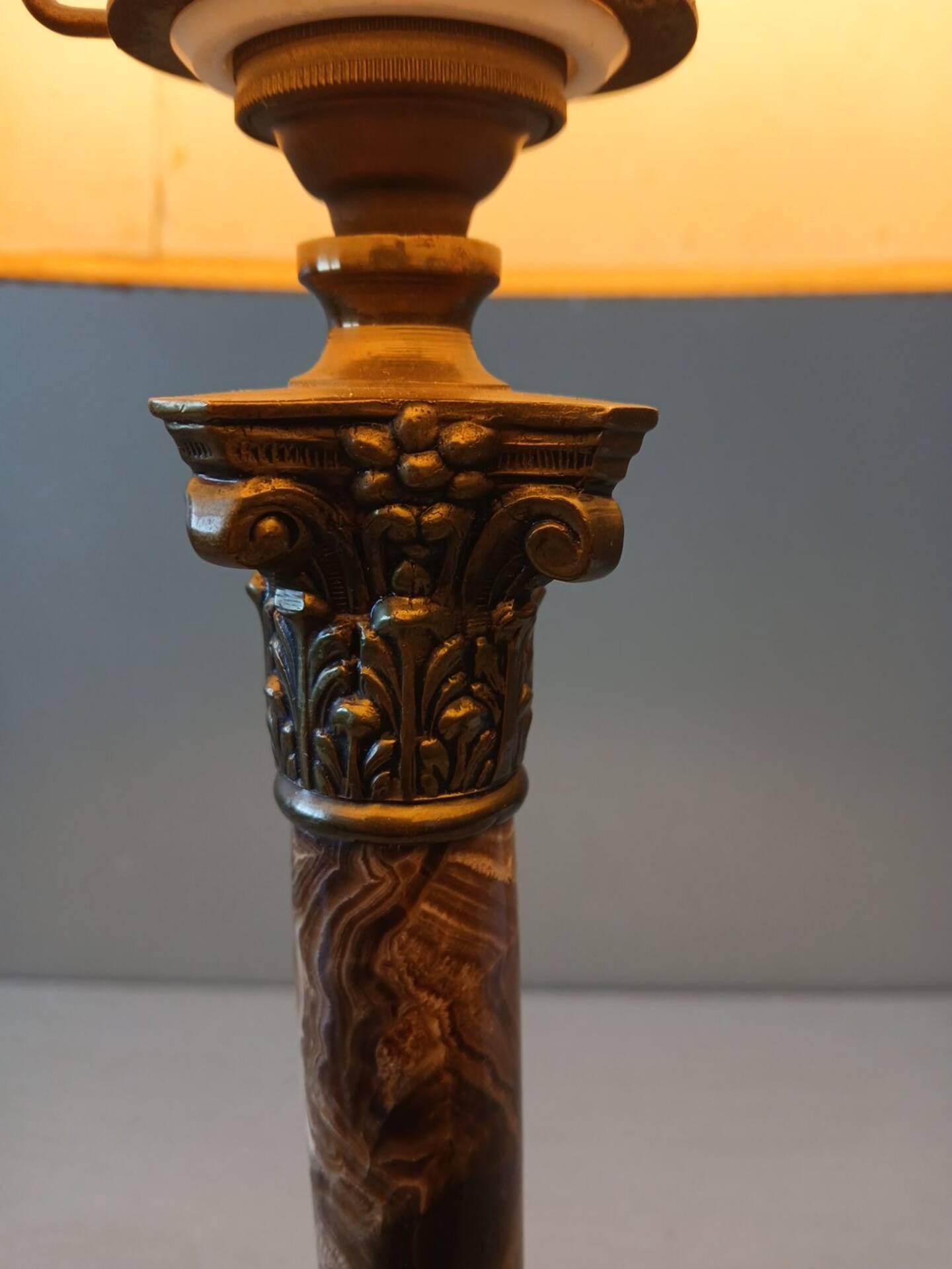 Large antique Empire style lamp in brown marble and bronze – heads of
