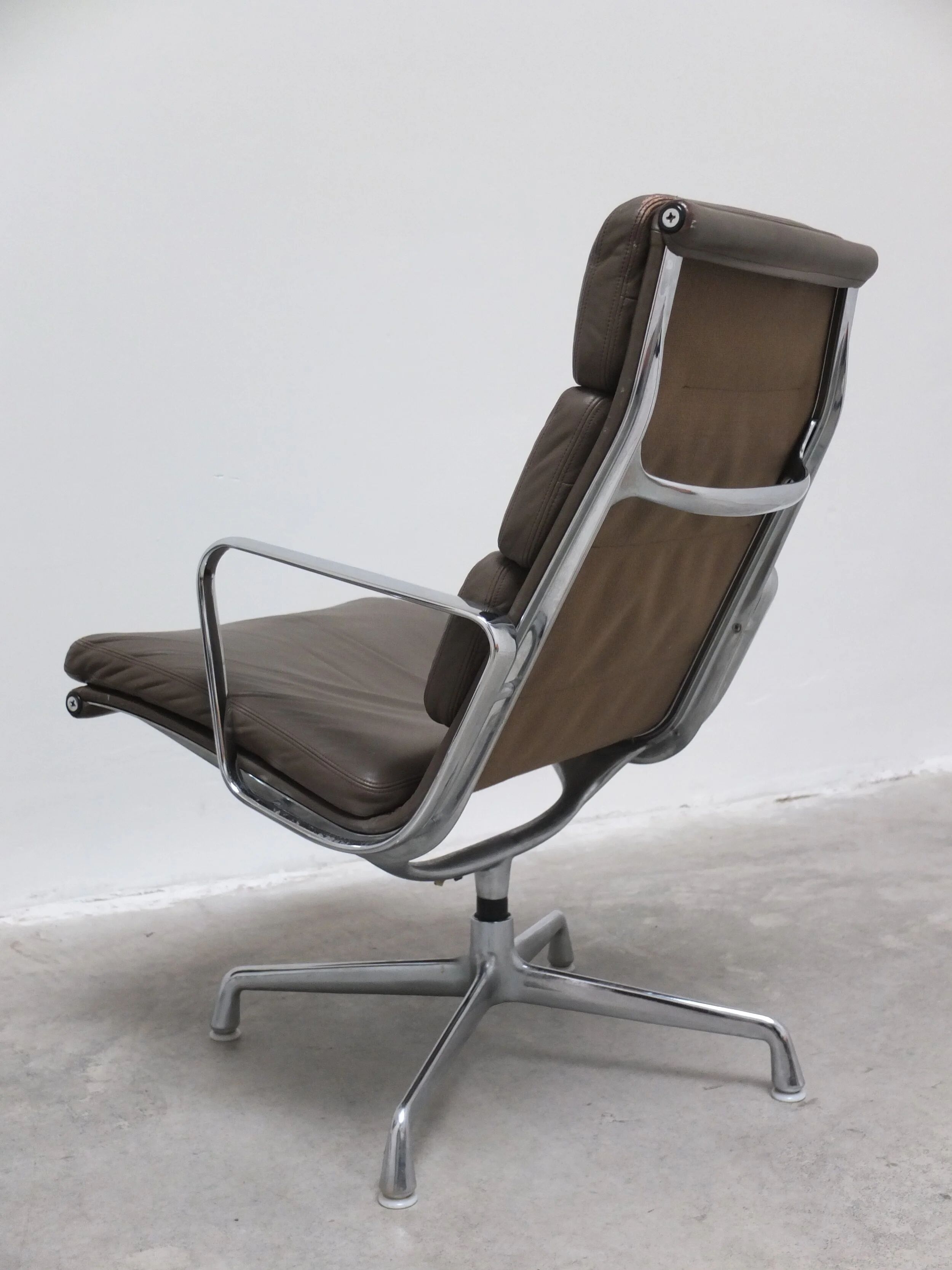 Early pair of Eames 'EA216' swivel lounge chairs by Herman Miller, 1960s
