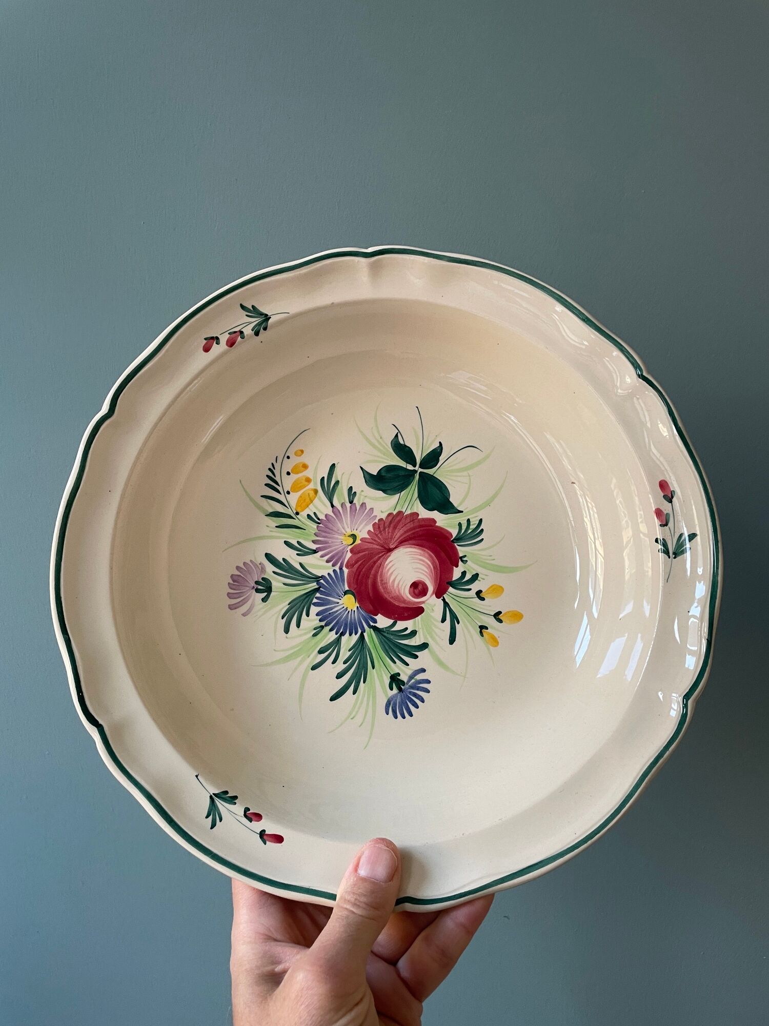 Lot de 2 plats ronds et d’1 saladier en faïence St Clément peints à la main