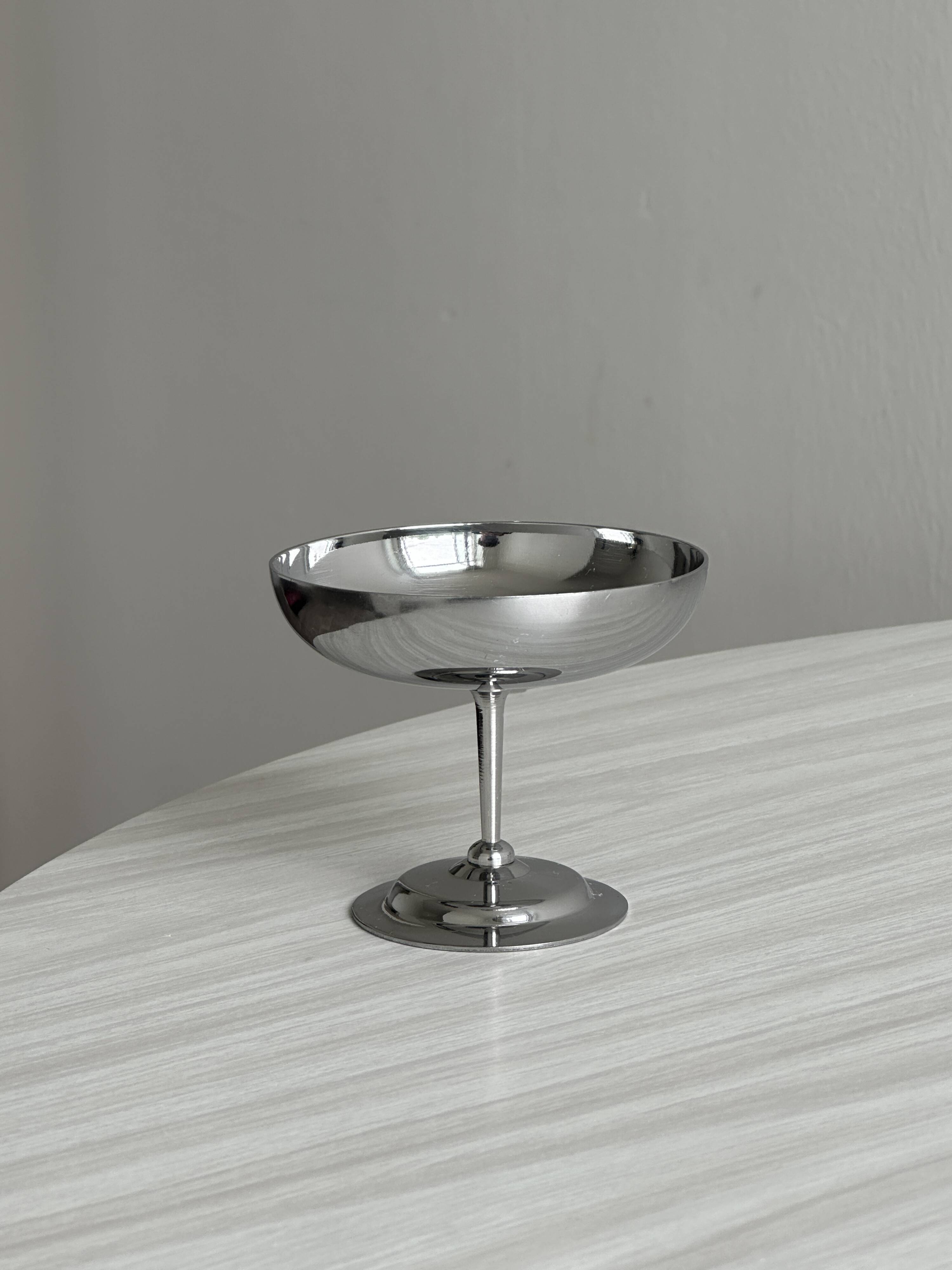 6 shiny stainless steel ice cream cups