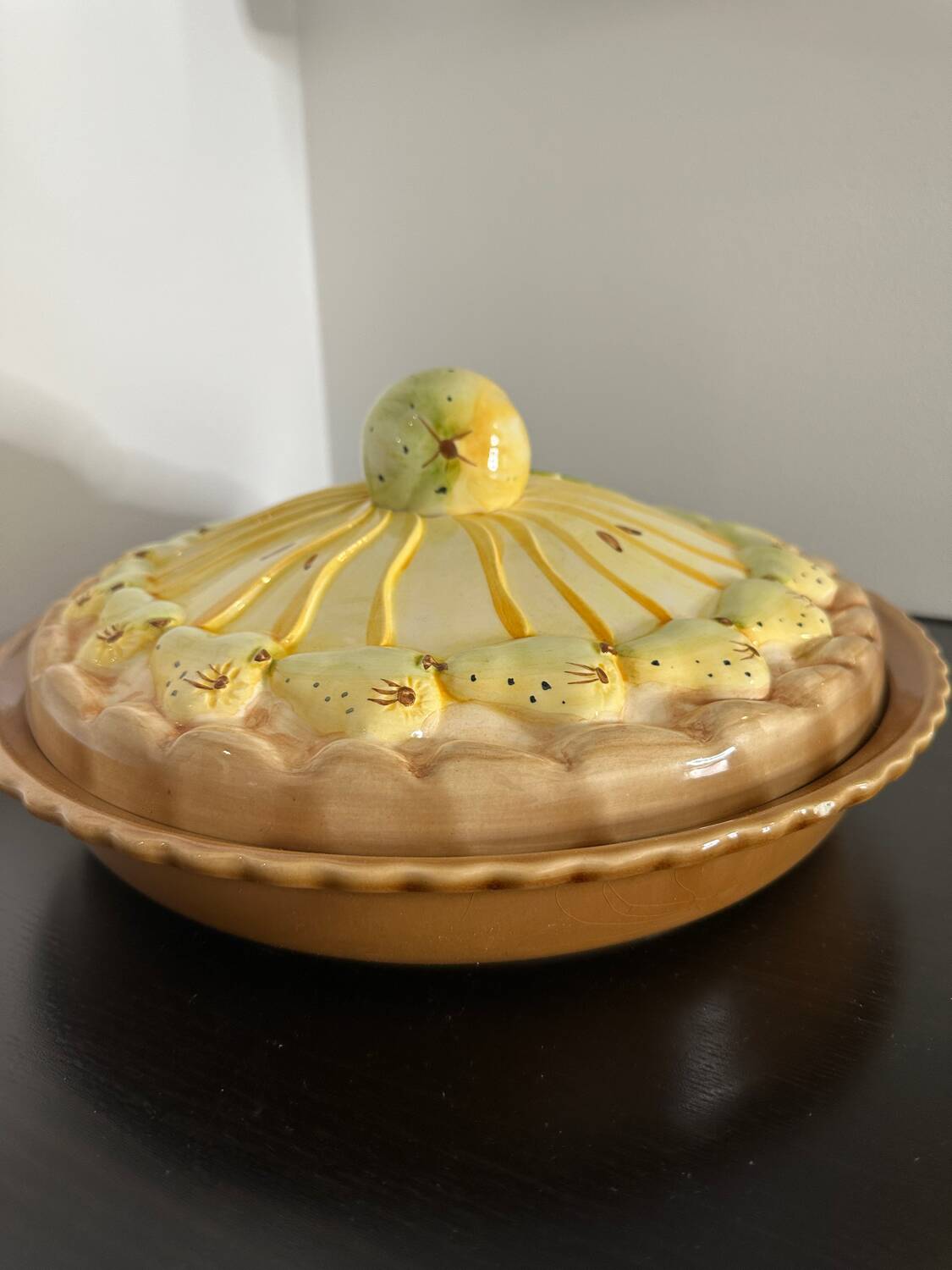 Barbotine pear tart dish