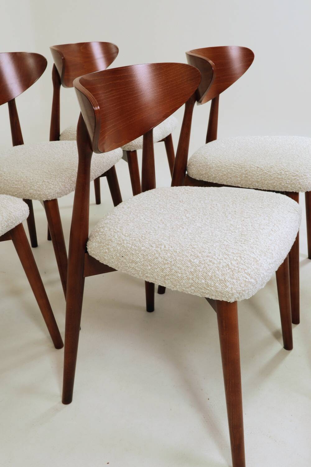 Set of 6 dining chairs, teak color wood, bouclè upholstery