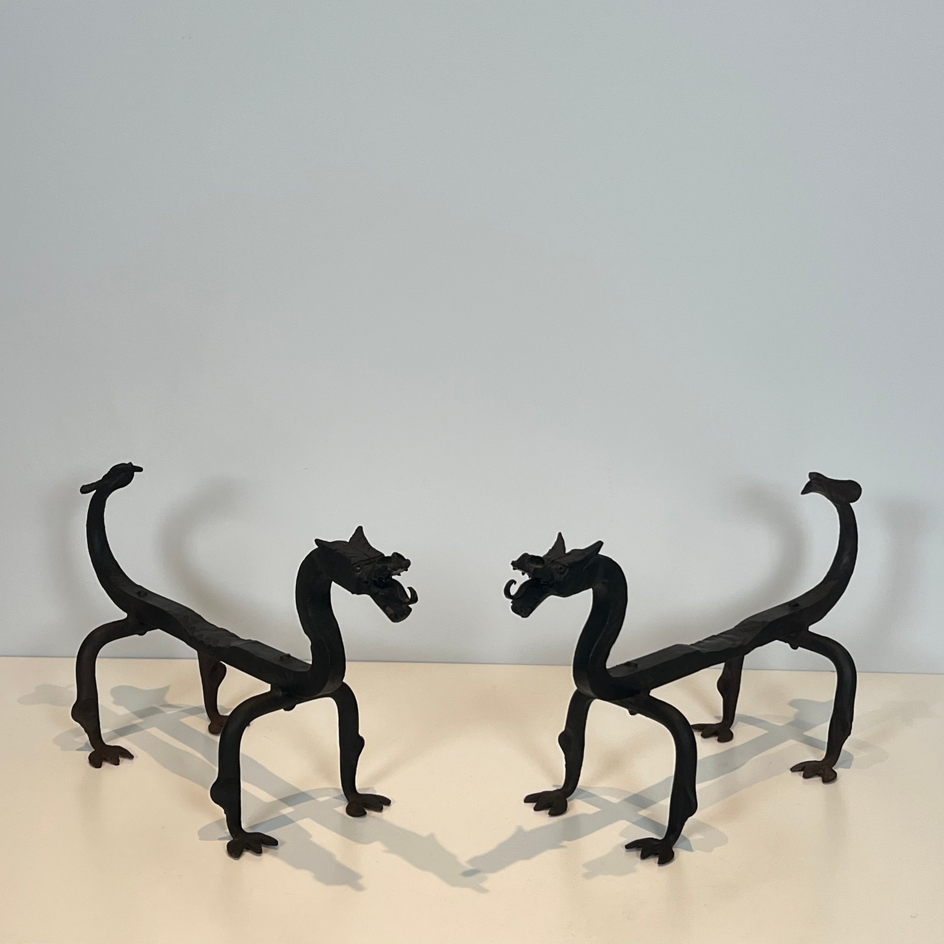 Paire de chenets aux dragons en fer forgé