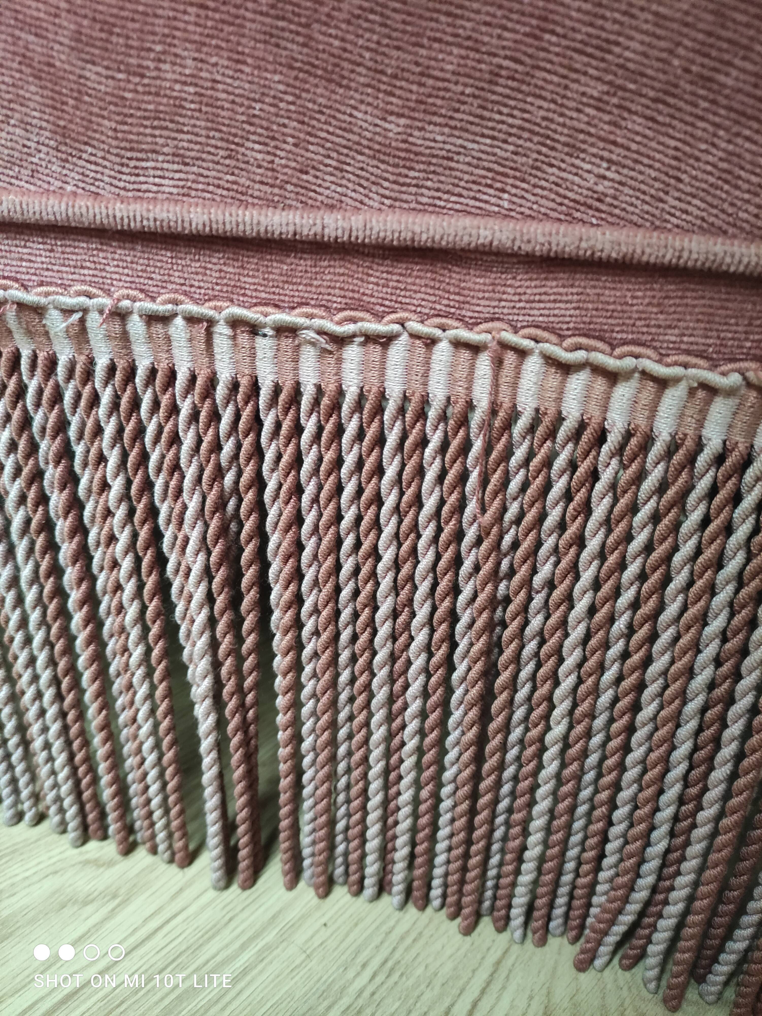 Fauteuil crapaud vintage rose poudré à franges