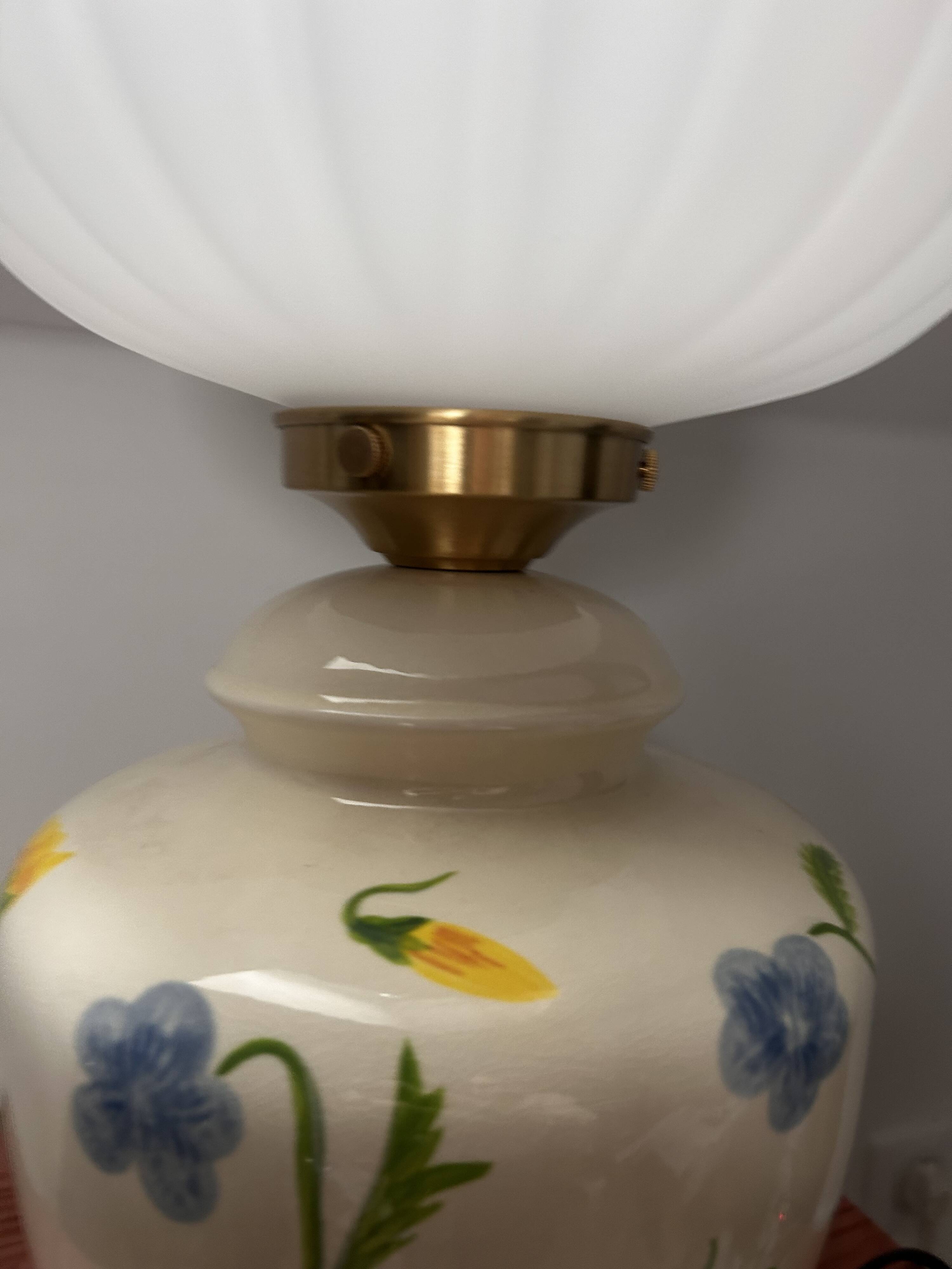 Lampe à poser fleurs en céramique globe plissé