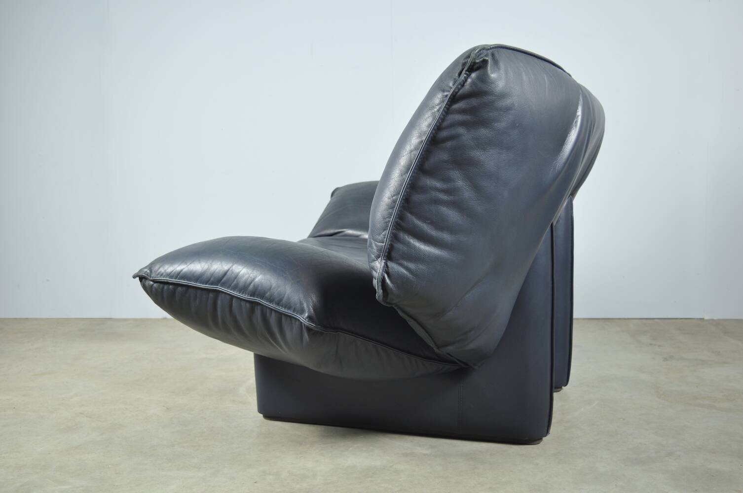 Leolux / vintage "tango" armchair in blue leather / jan armgardt / 1980s netherlands