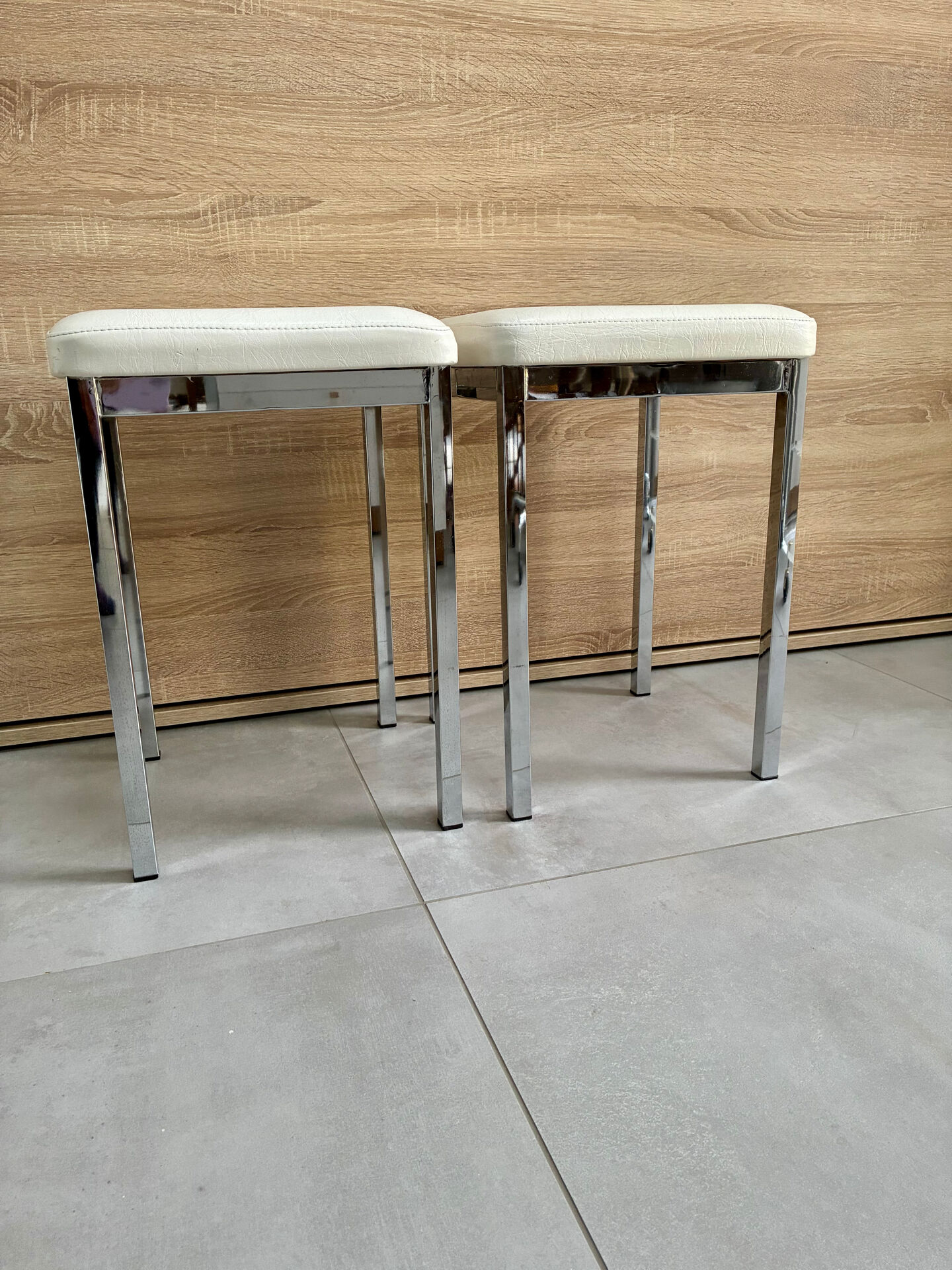 Pair of vintage 1980 chrome stools with white faux leather in very good condition.