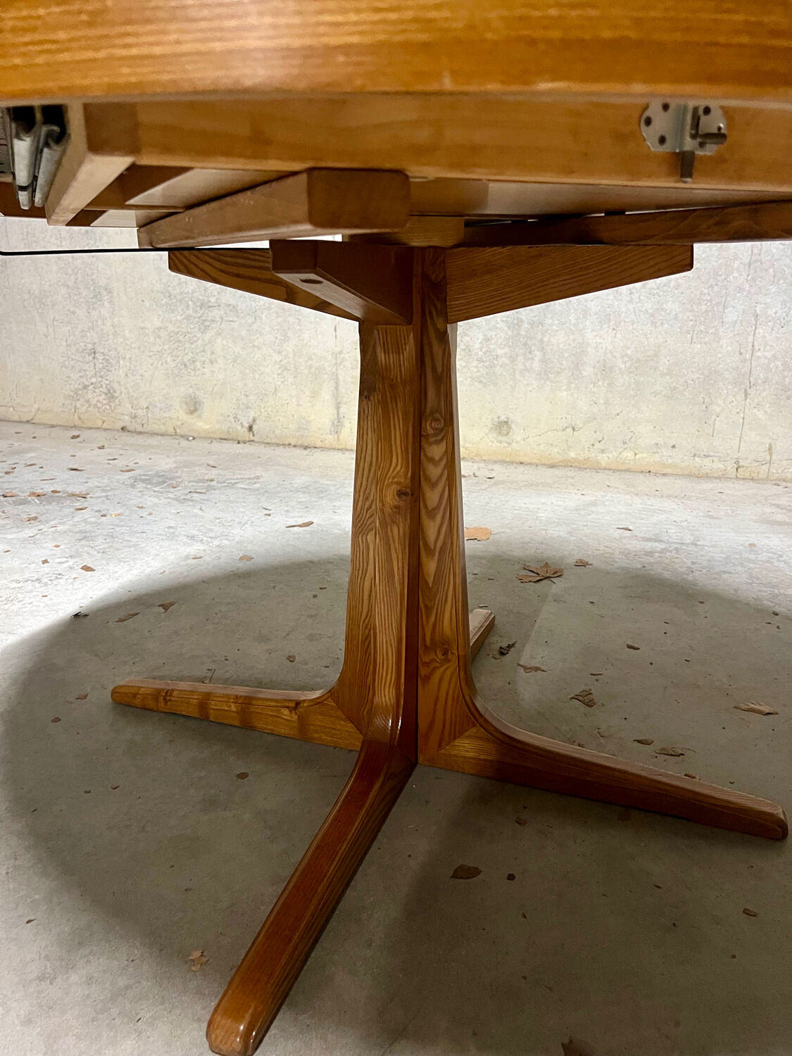 Baumann dining room round table