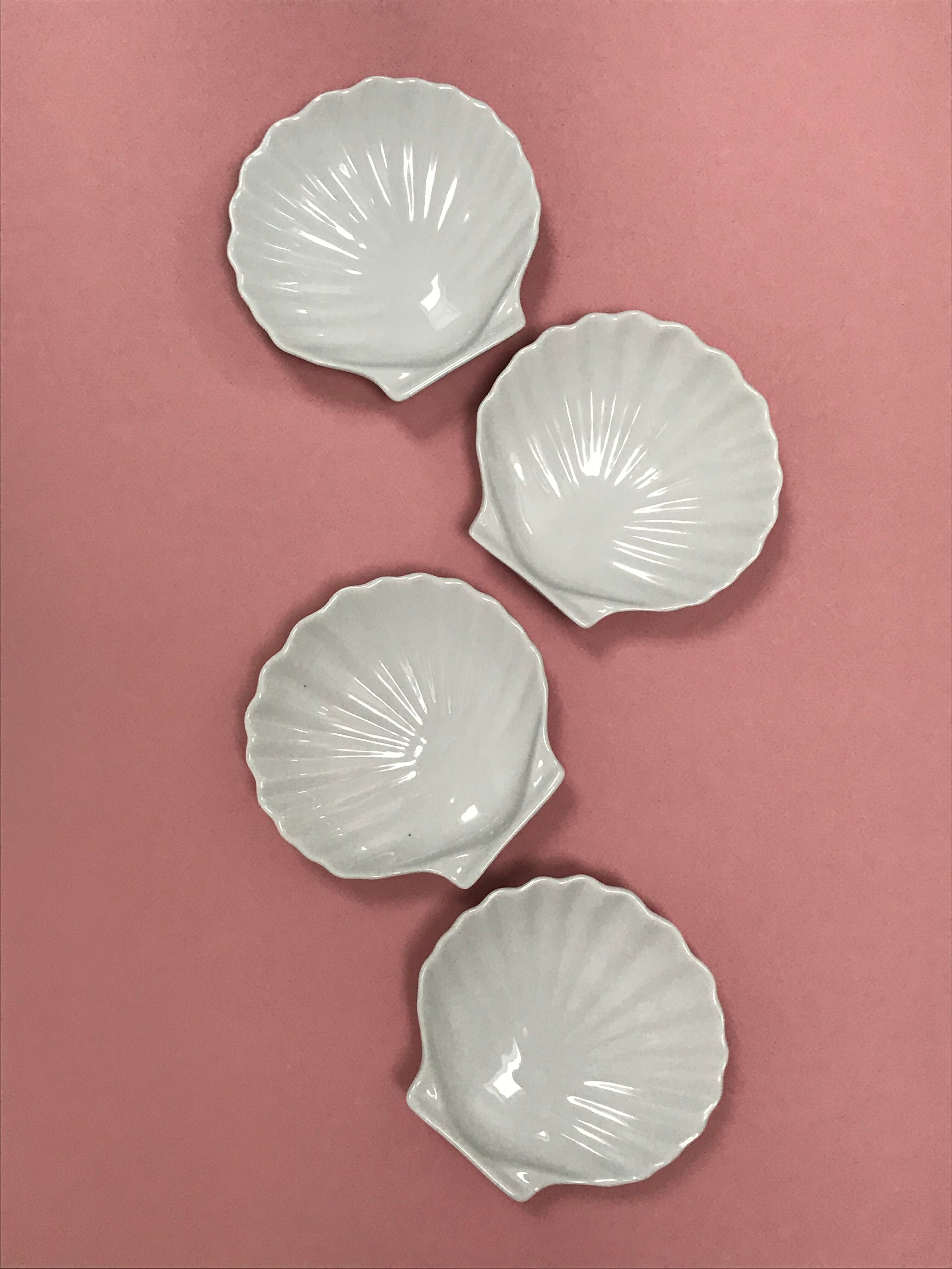 Set of 4 porcelain shells cups