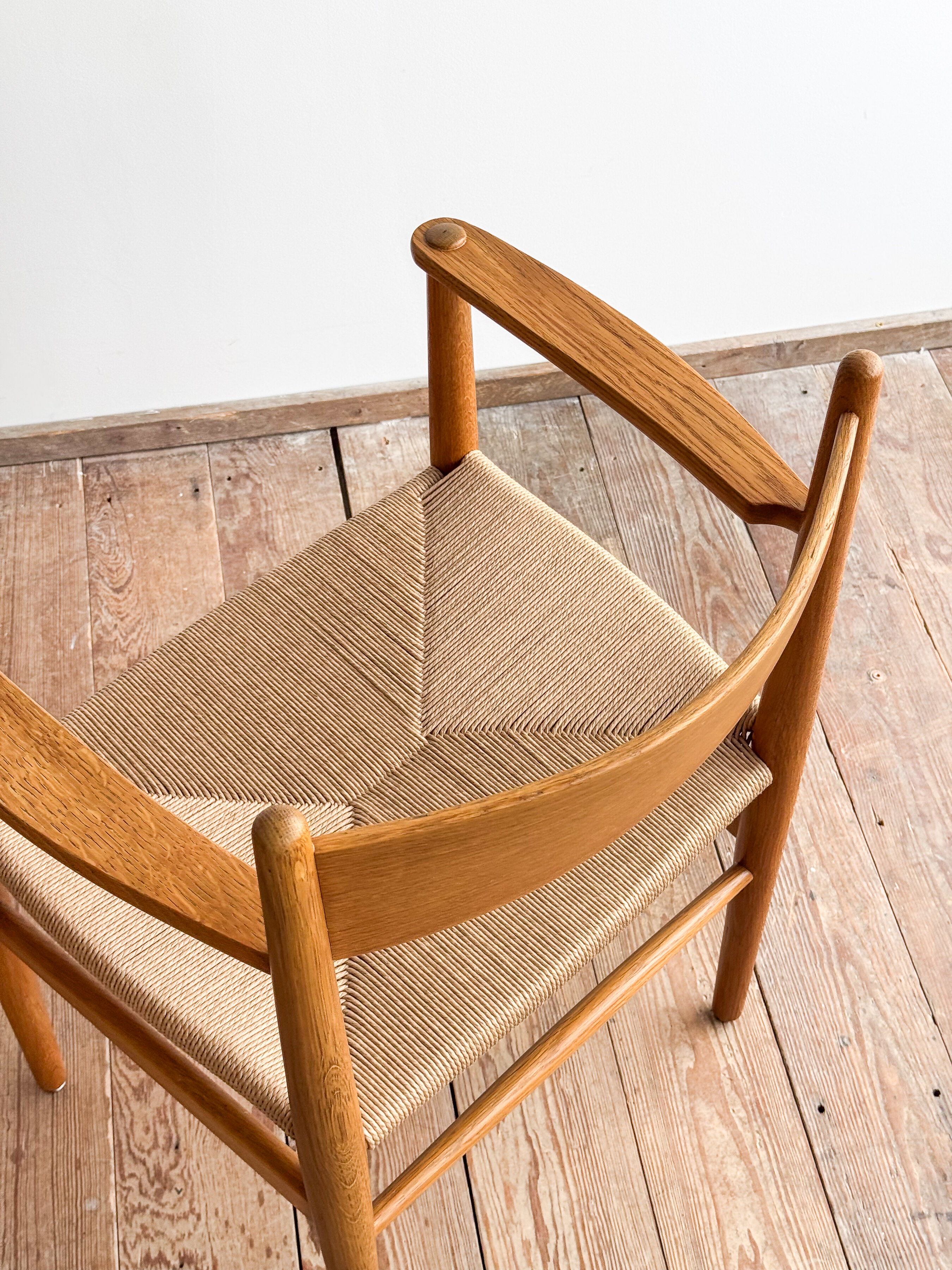 Fauteuil CH37, Hans J. Wegner en chêne avec assise neuve en corde danoise