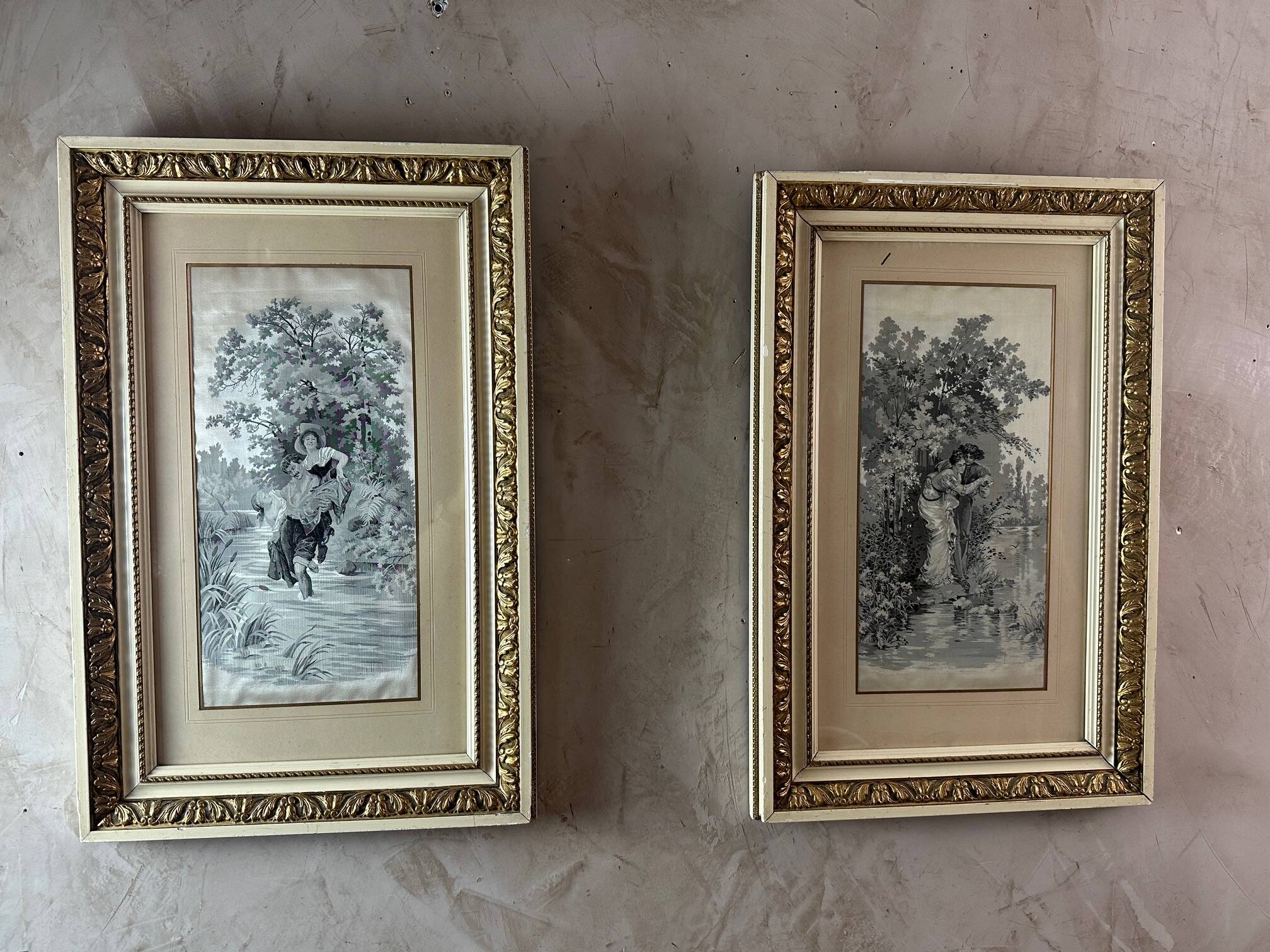 Paire de tableaux en soie