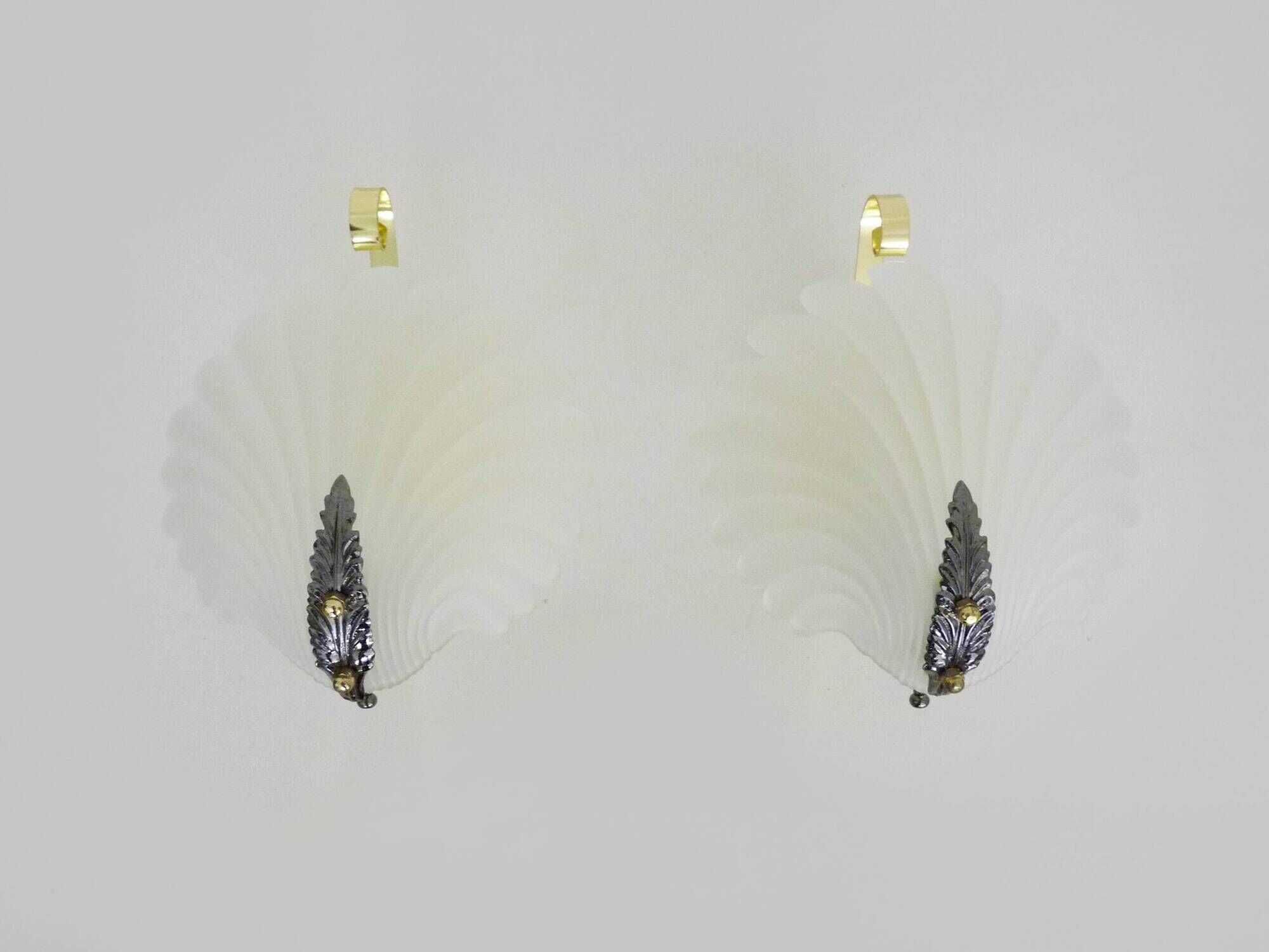 Pair of shell wall lights in glass and gold-plated metal. 1980s