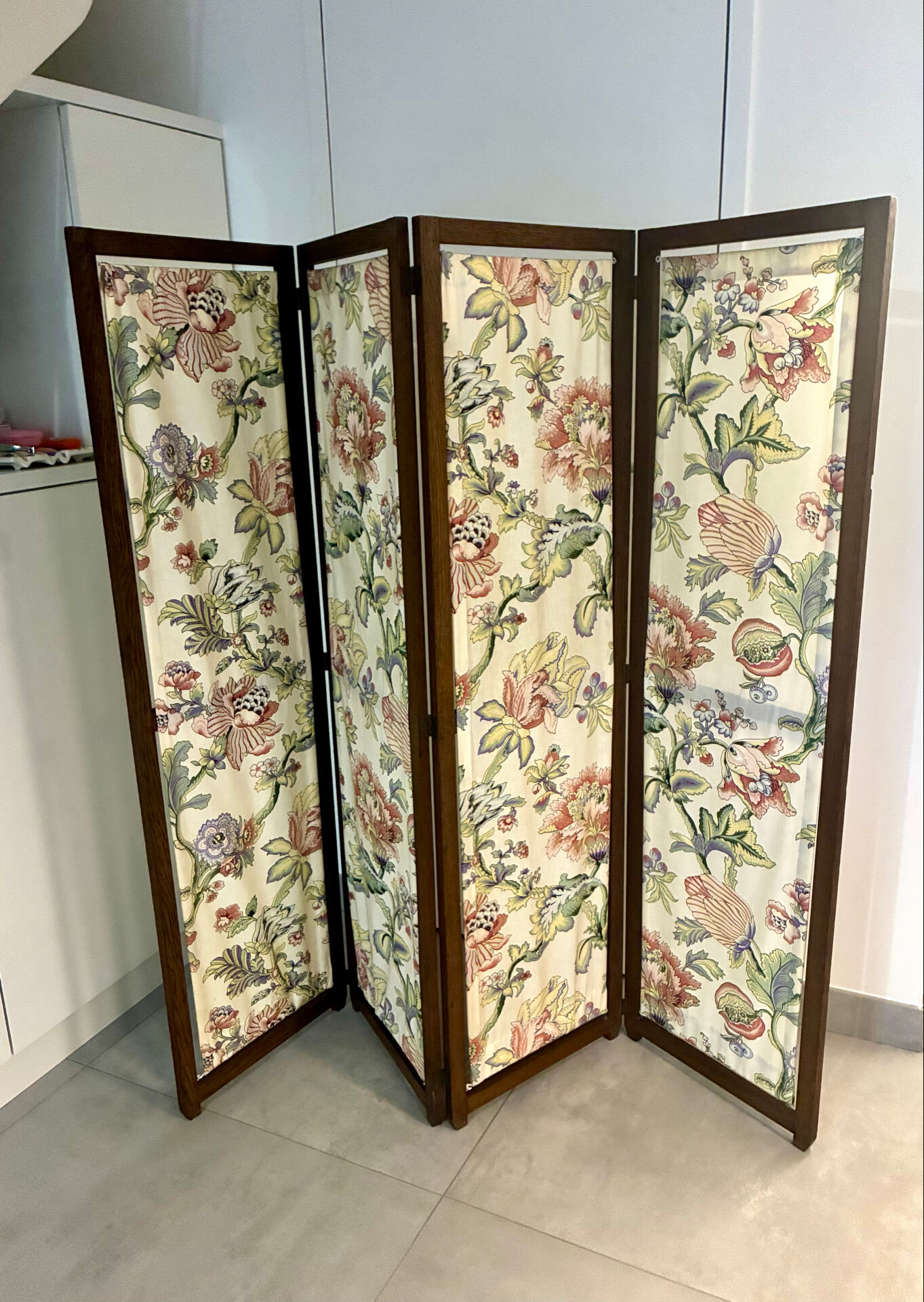 1950 oak screen with 4 panels in very good condition.