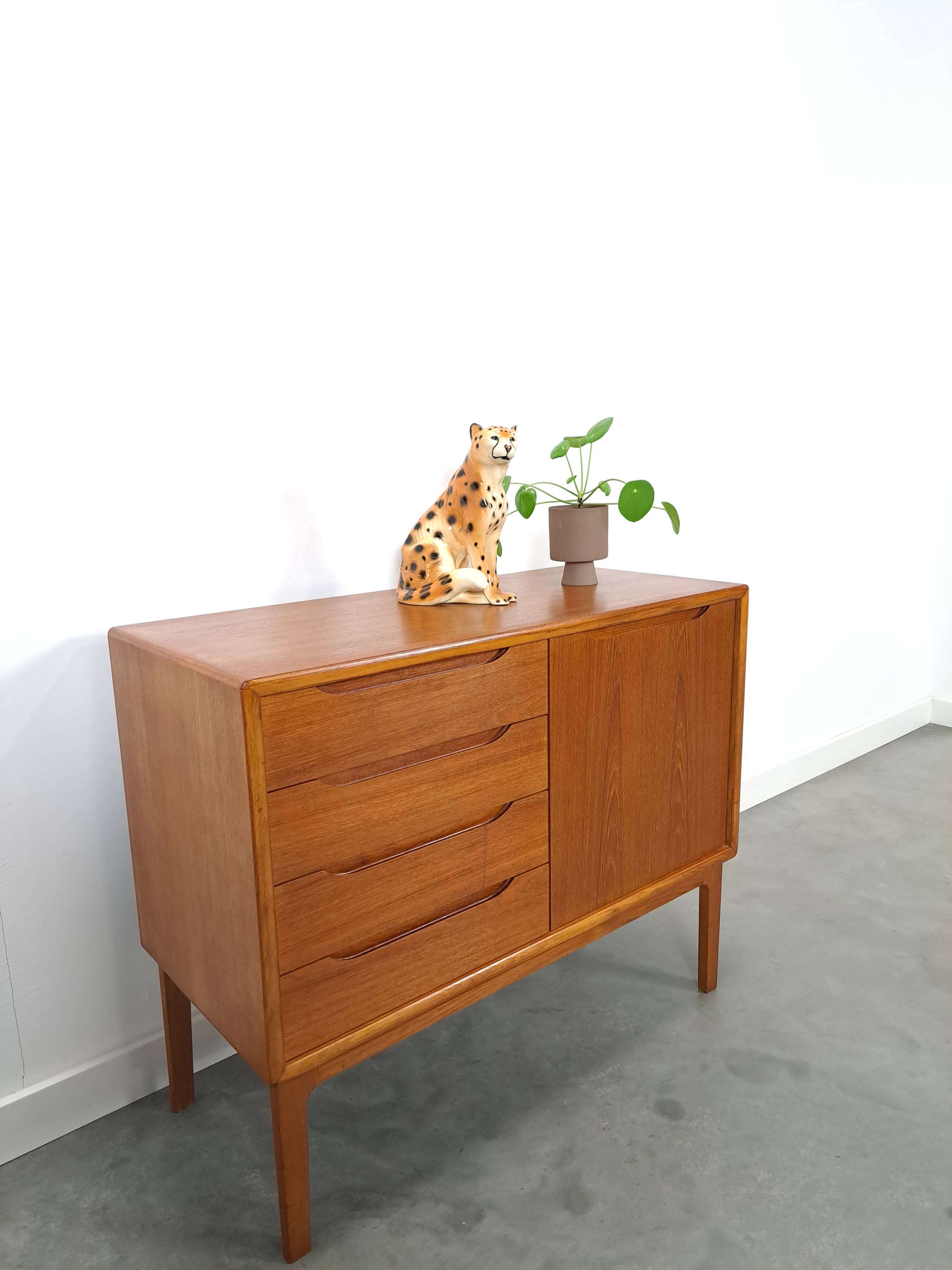Teak Deens dressoir met lades vintage