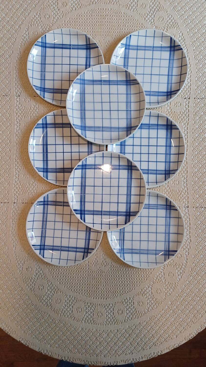 Set of 8 Moulins des Loups flat plates