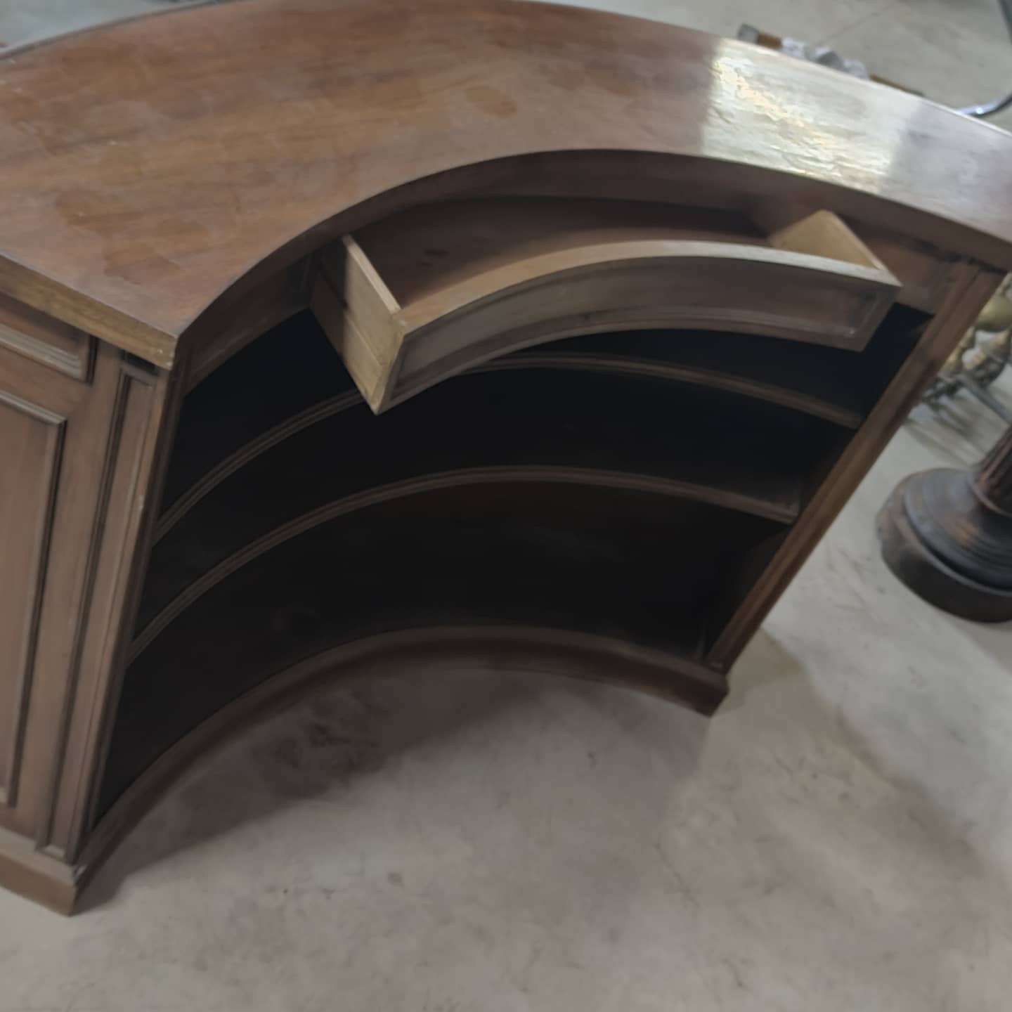Walnut quarter-circle bar counter dating from the 50s/60s