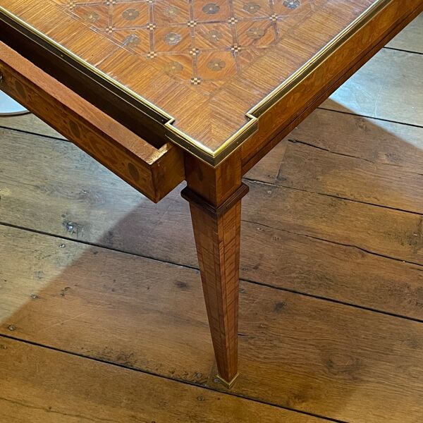 Table bureau Louis XVI Directoire richement marquetée, ceinture laiton et 2 tiroirs, 19ème siècle