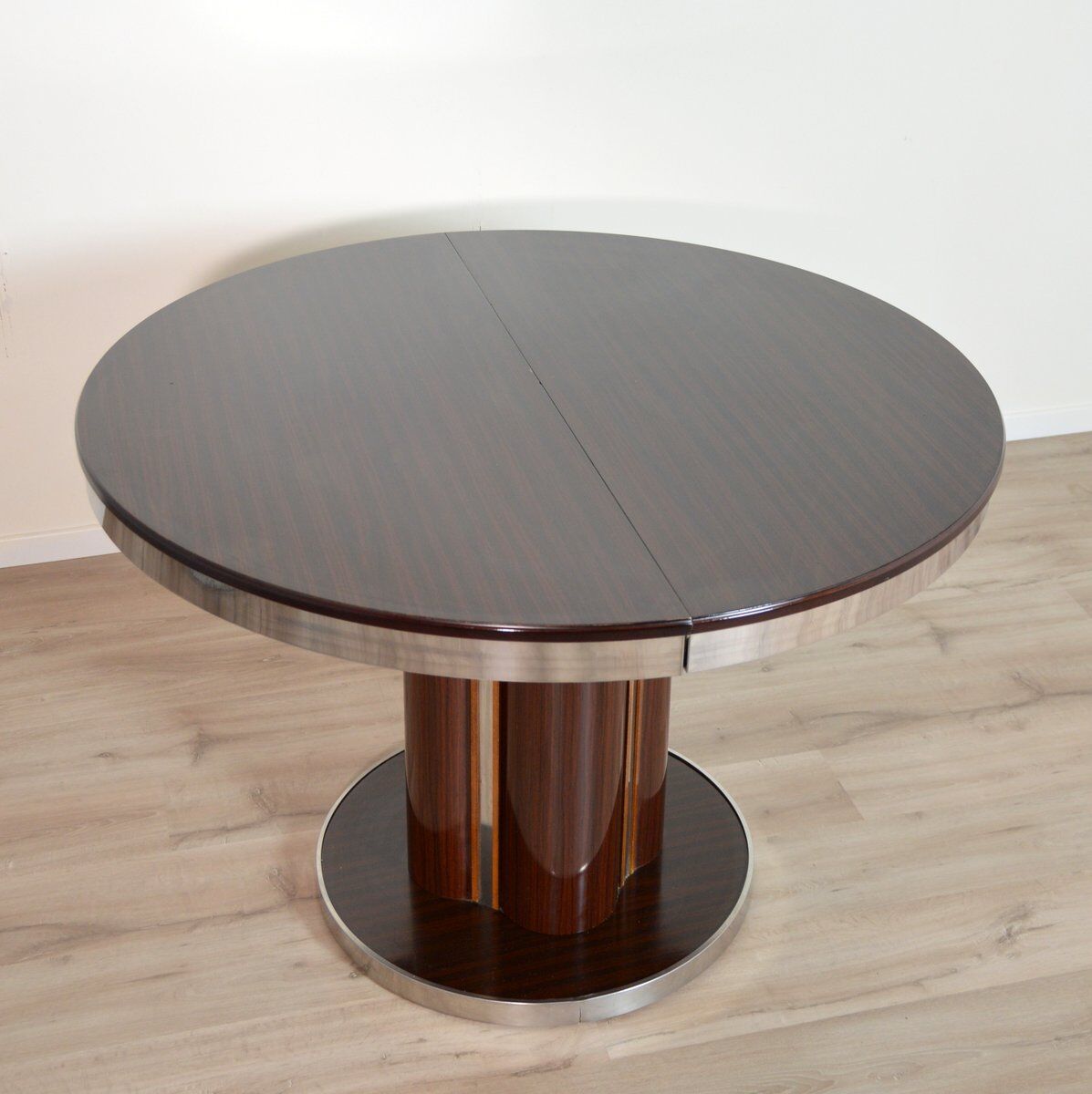 Round dining table with 1970s Italian design extension