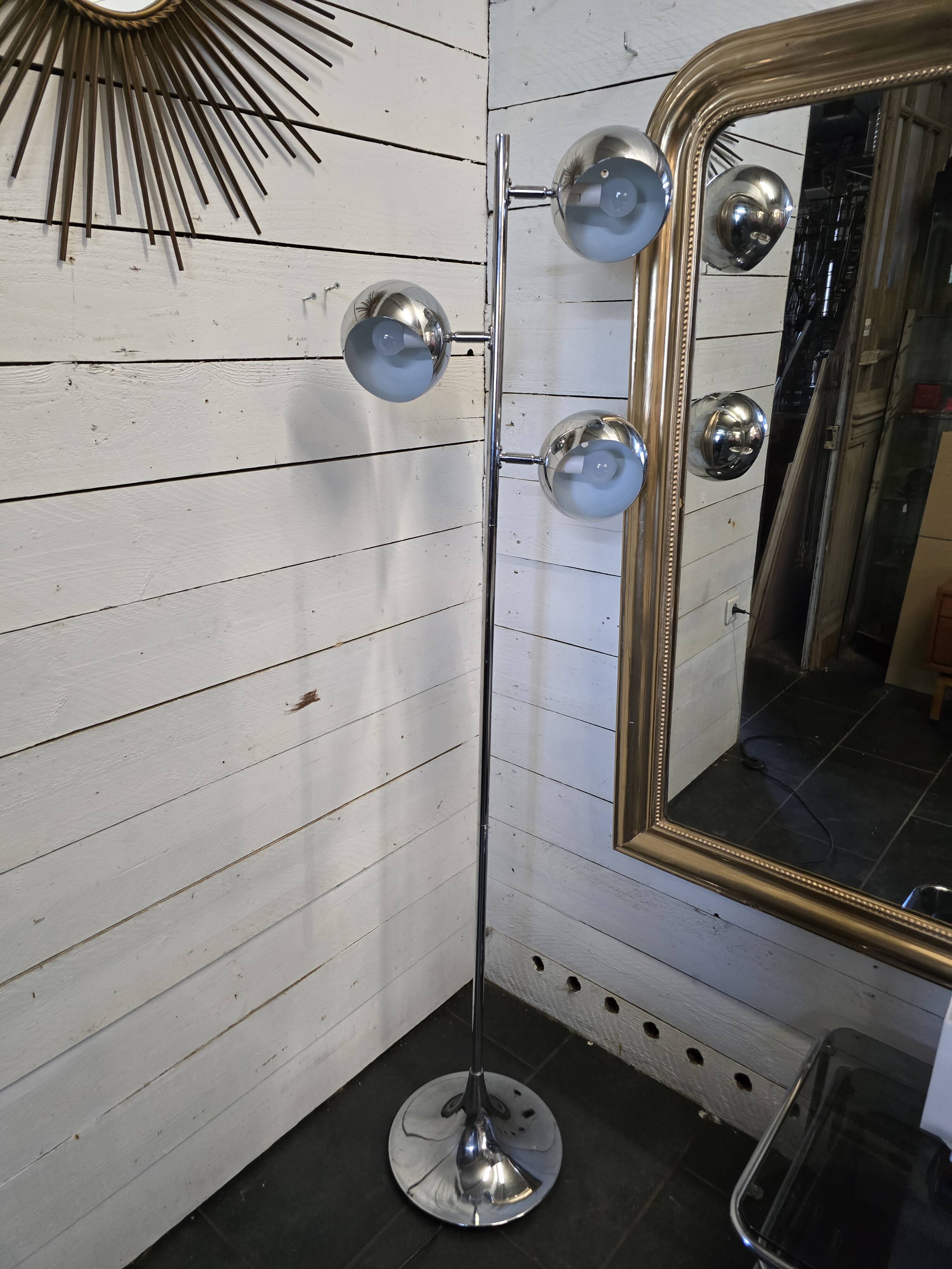 Vintage eyeball floor lamp with tulip base in chromed metal