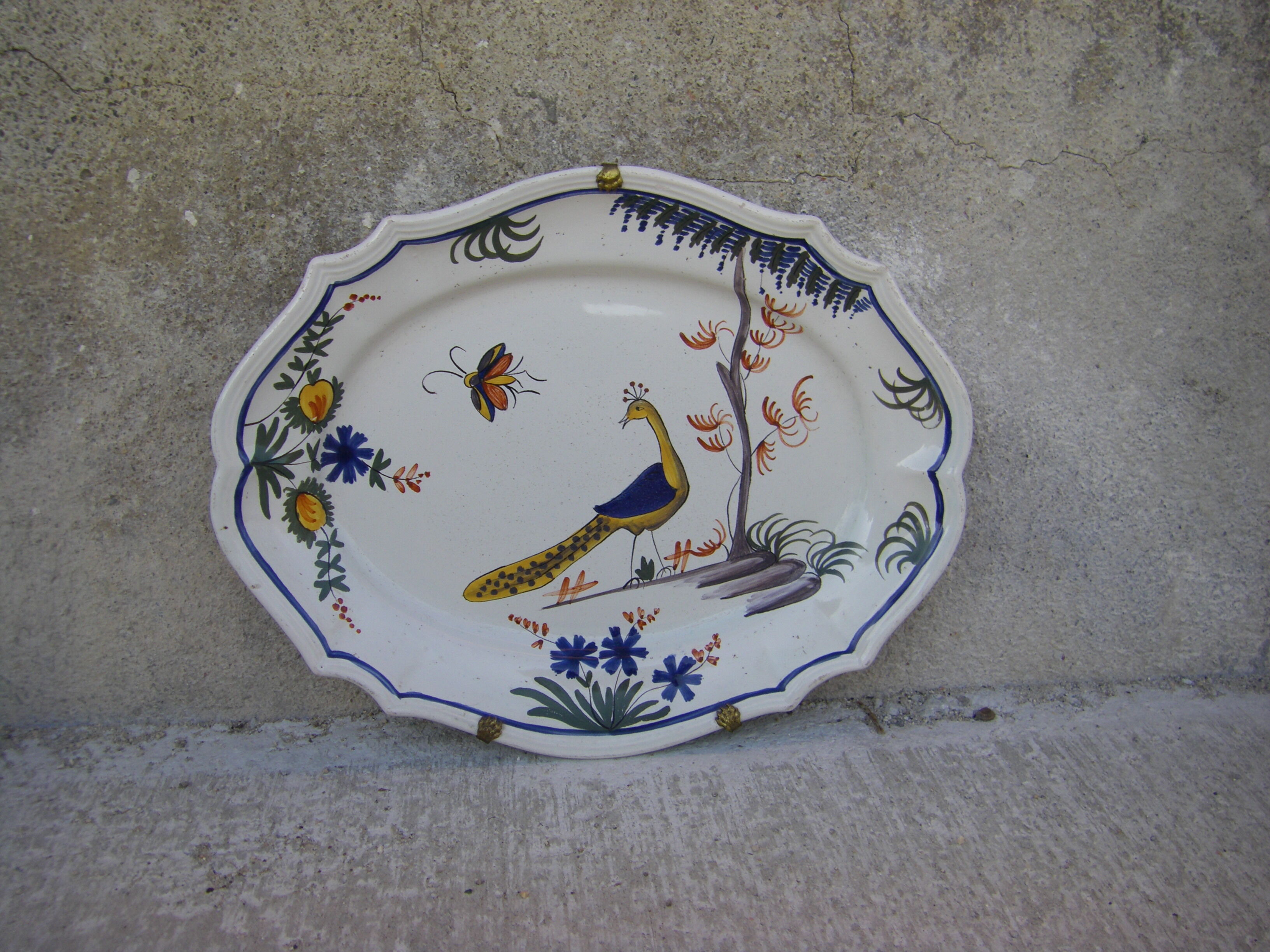 Flat with polylobed edge peacock decoration