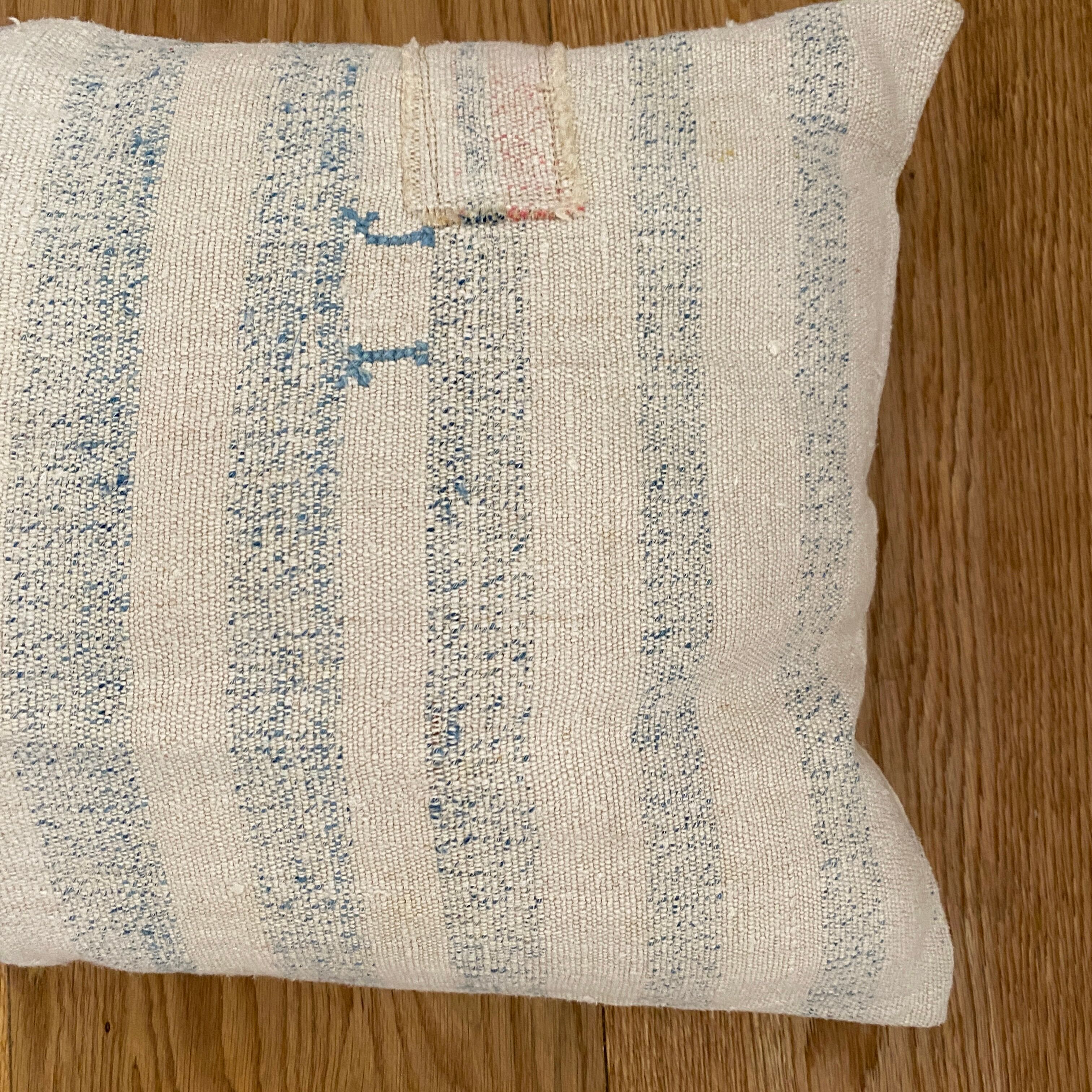 Coussin en toile ancienne style kilim tissé, patché