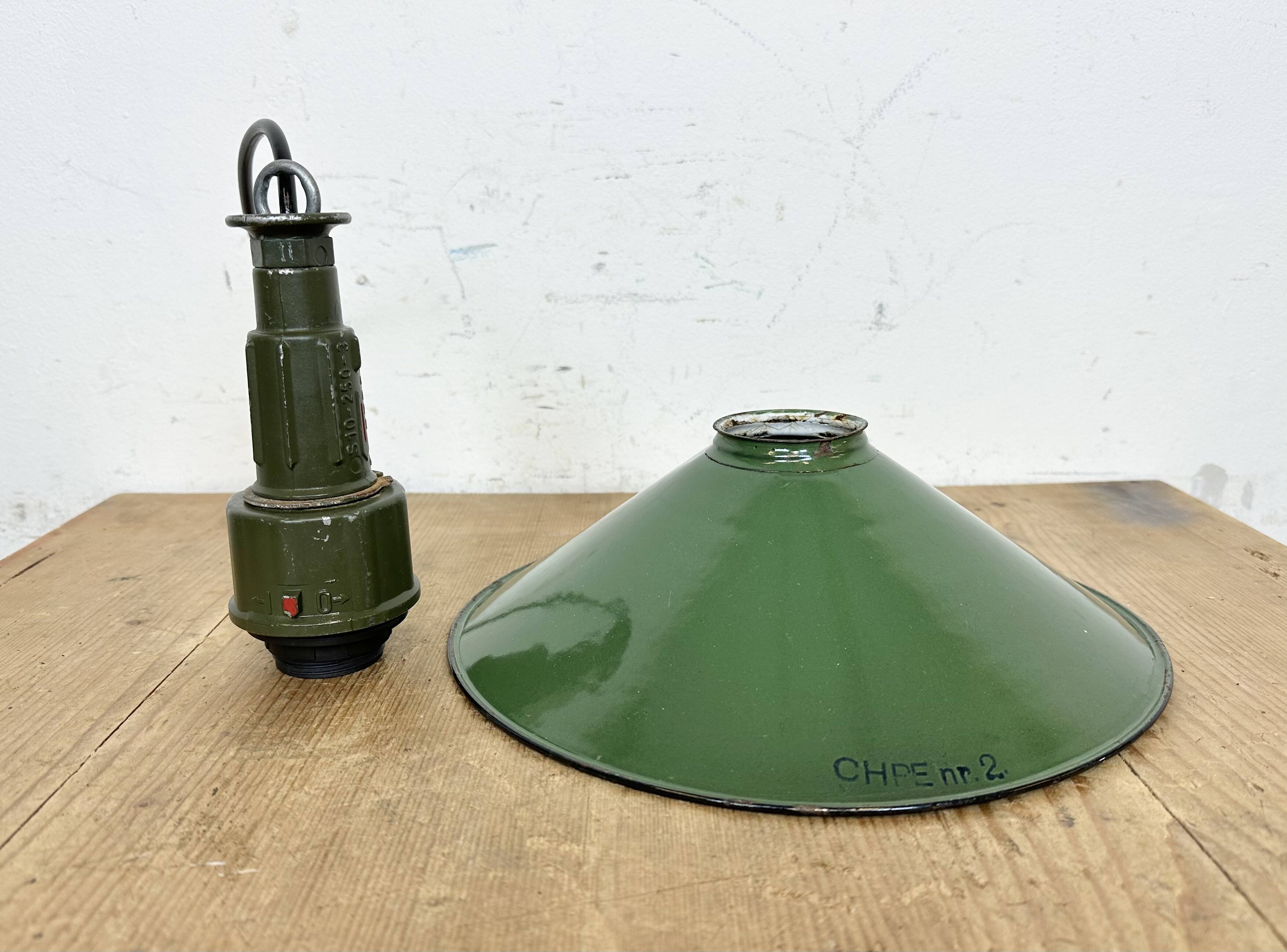 Industrial green enamel military pendant lamp with cast aluminium top, 1960s