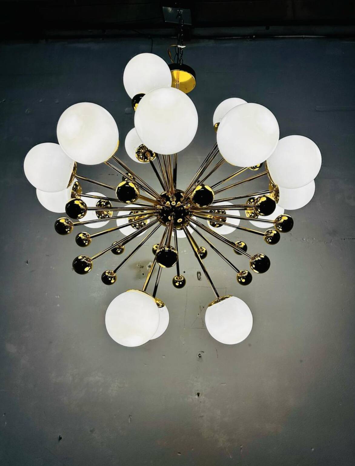 Lampadario Sputnik vintage in ottone e vetro opalino, Italia, anni '70