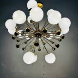 Lustre Spoutnik en laiton et verre opalin, Italie, années 1970