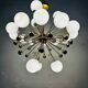 Lustre Spoutnik en laiton et verre opalin, Italie, années 1970