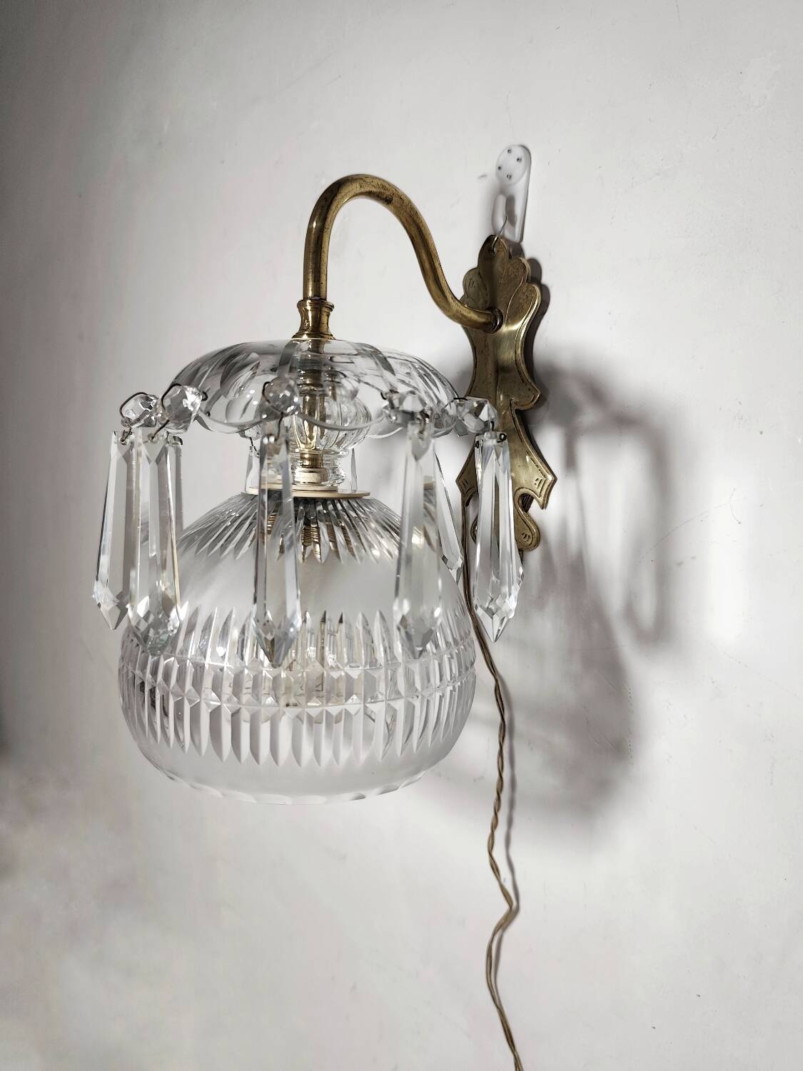 Aplique de pared de cristal. España, 1950s.