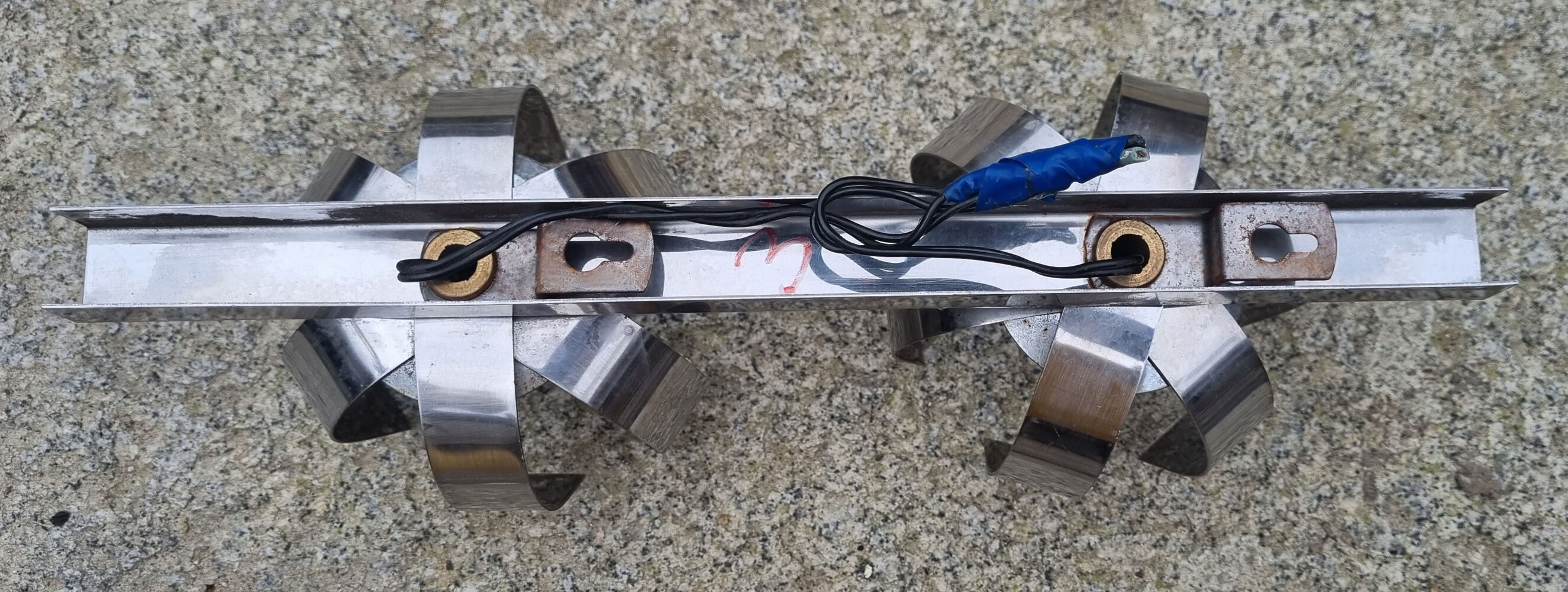 Wall lamp "Fleur de lumière" chromed aluminum 70s