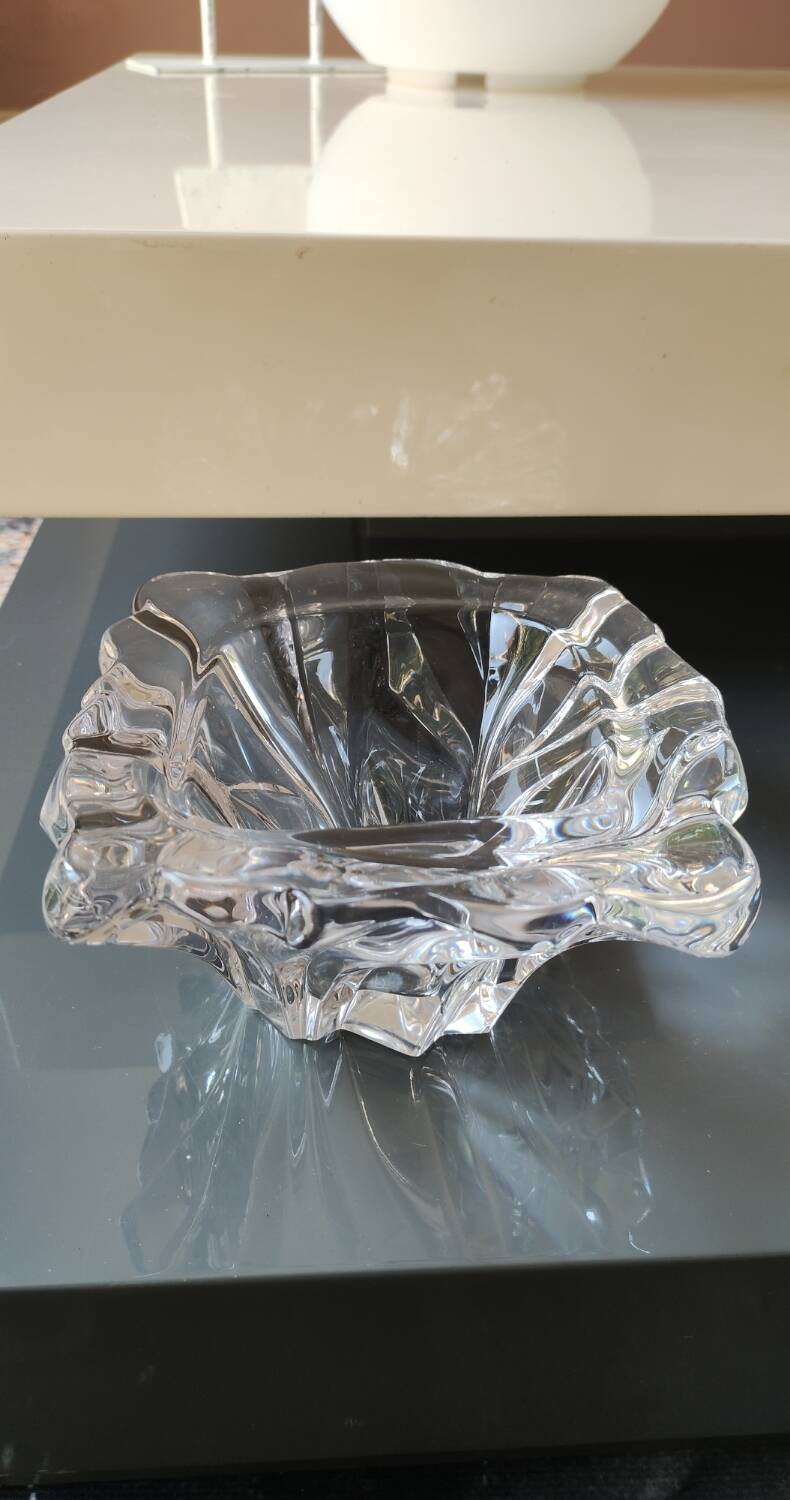 Crystal pocket emptier in the shape of a cut diamond. Baccarat style. Diameter 15cm