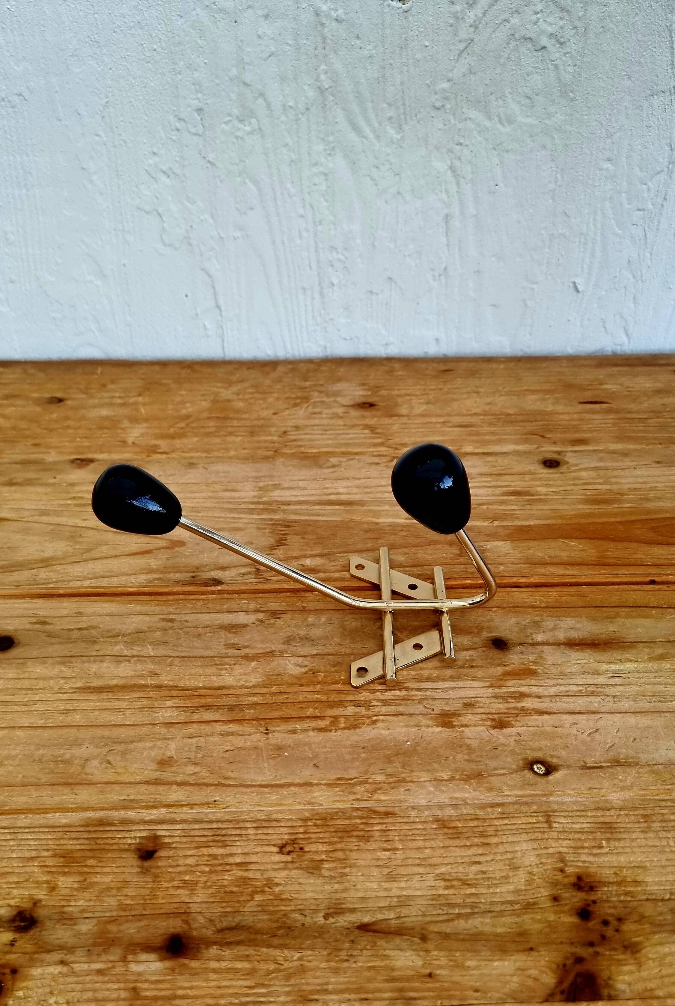 Patère en métal doré et boules noires, 1950