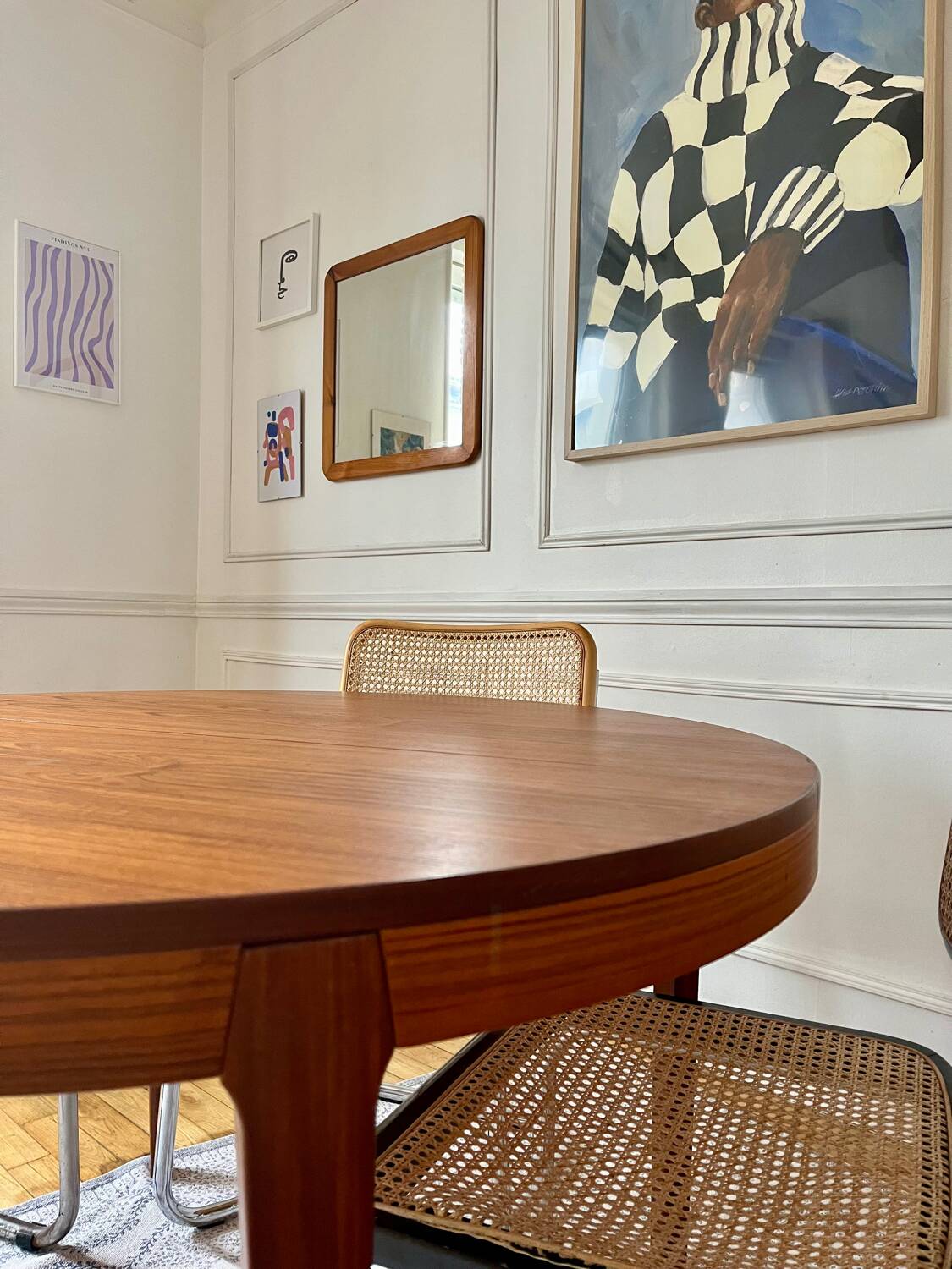 Round extendable rosewood table from the 70s