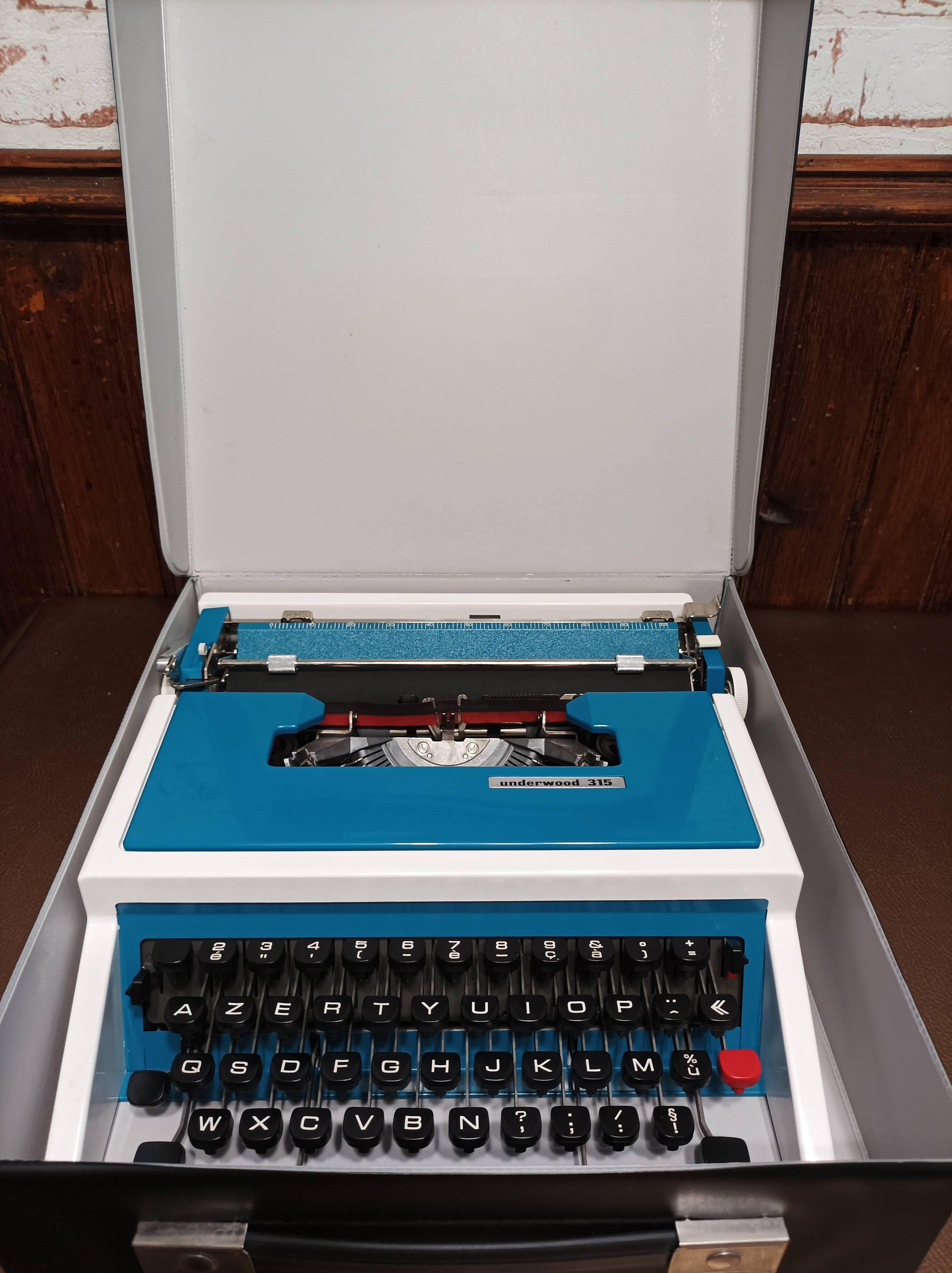 Underwood 315 portable blue typewriter with carrying case Like NEW