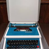 Underwood 315 portable blue typewriter with carrying case Like NEW