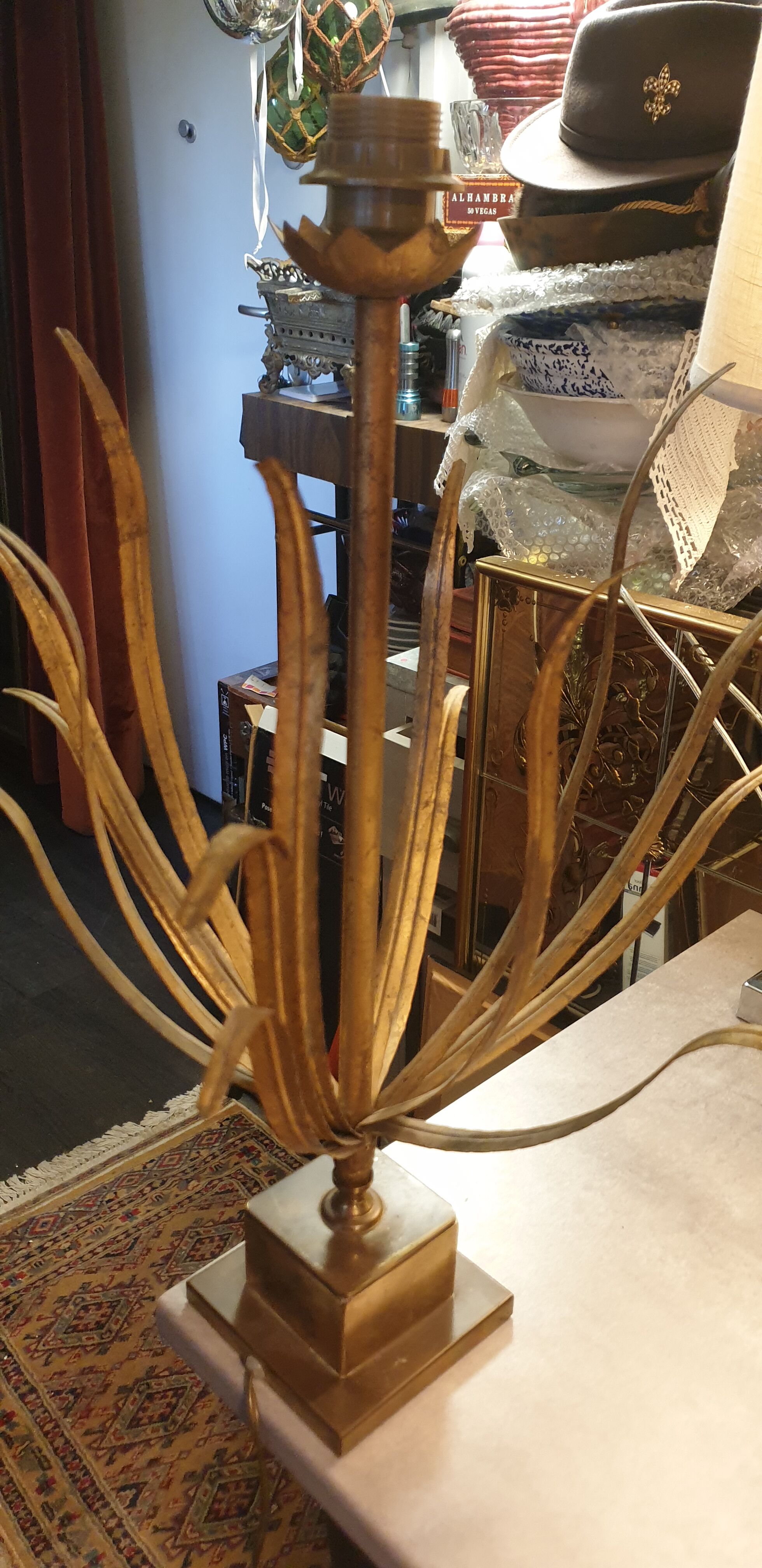 Vintage leafy décor lamp