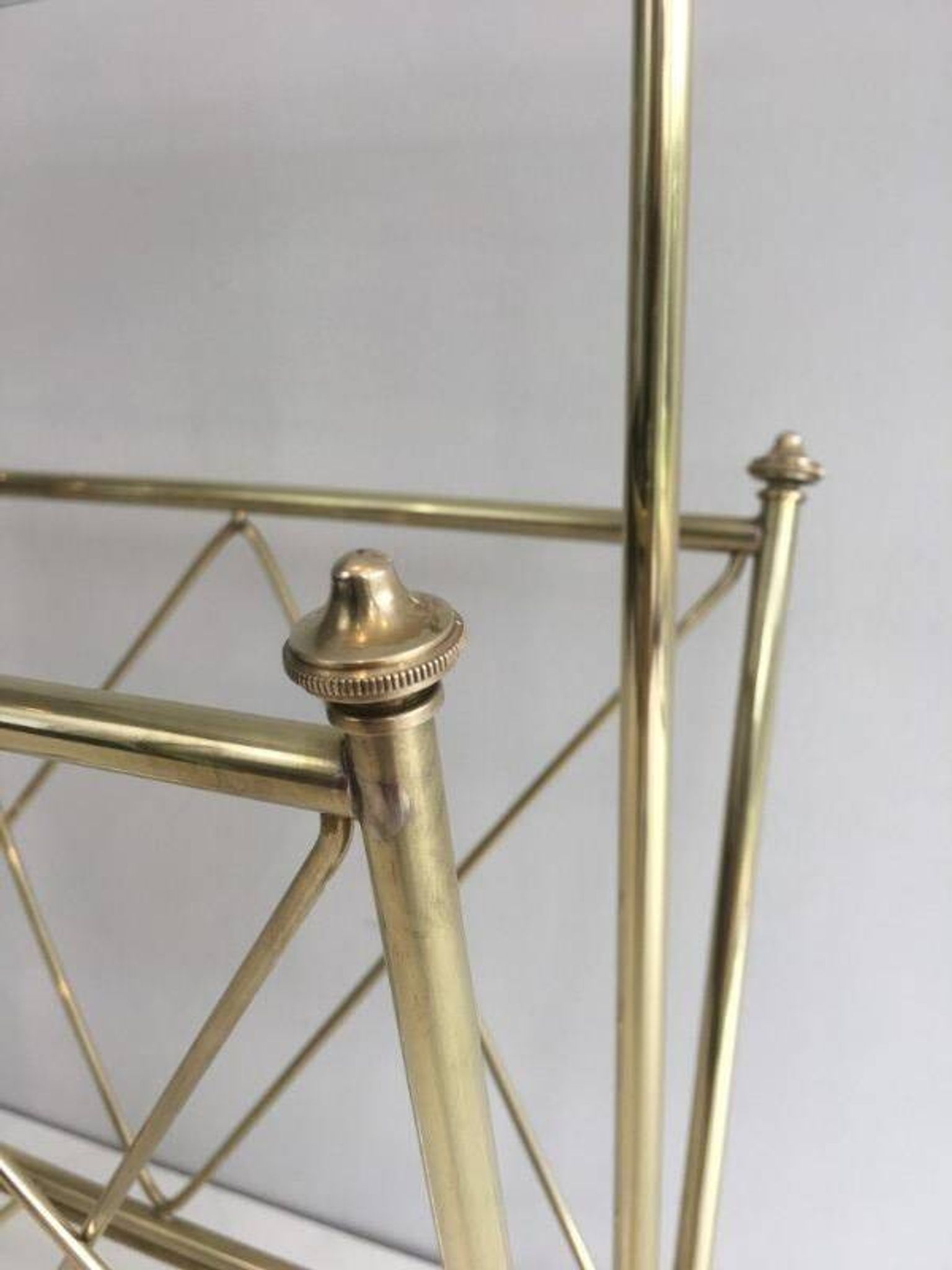 Porte-revues de style néoclassique en laiton et tablette en verre de la Maison Jansen