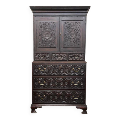 Armoire ancienne haute en bois sombre sculpté / armoire bohème