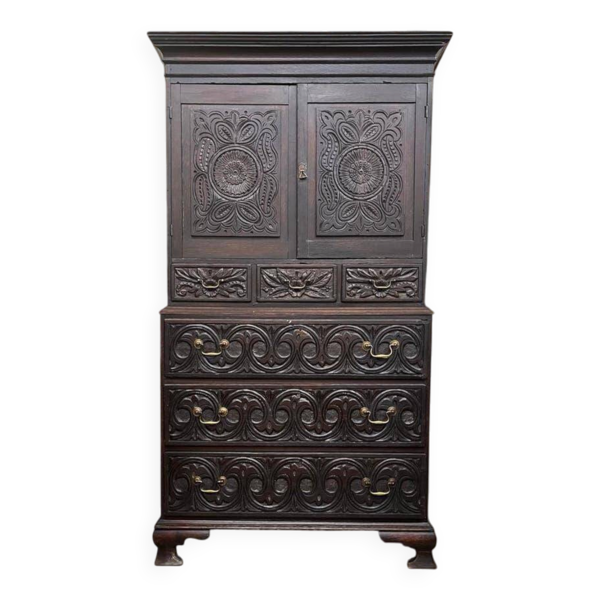 Armoire ancienne haute en bois sombre sculpté / armoire bohème