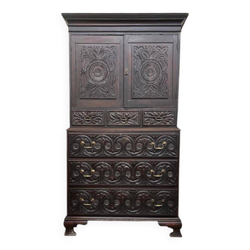 Armoire ancienne haute en bois sombre sculpté / armoire bohème
