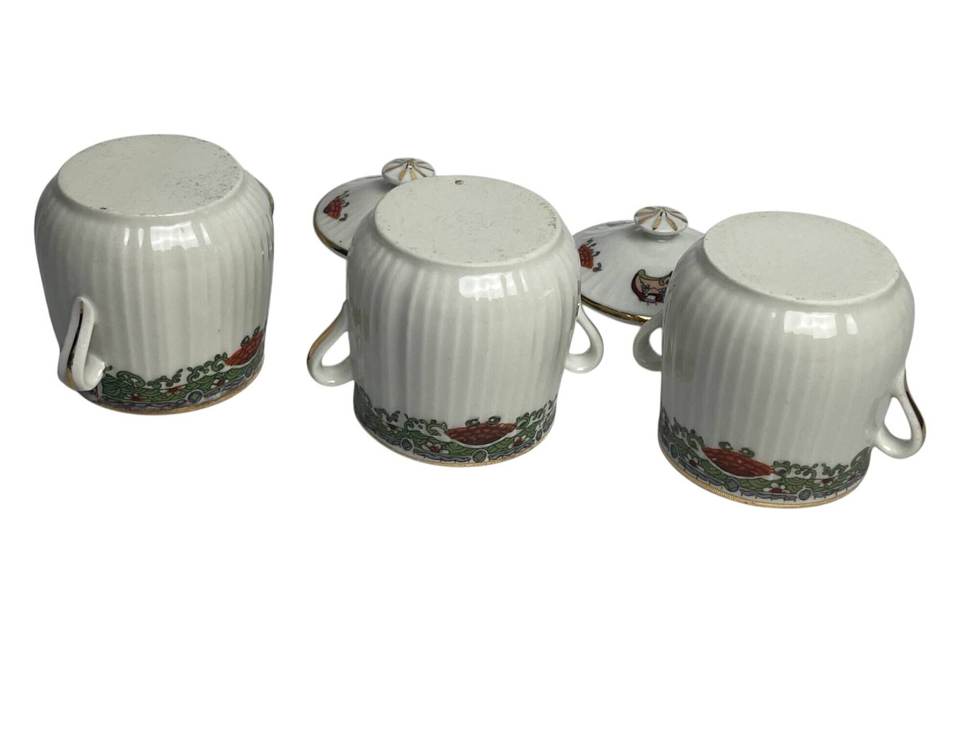 Set of three ribbed porcelain cream pots, 20th century.